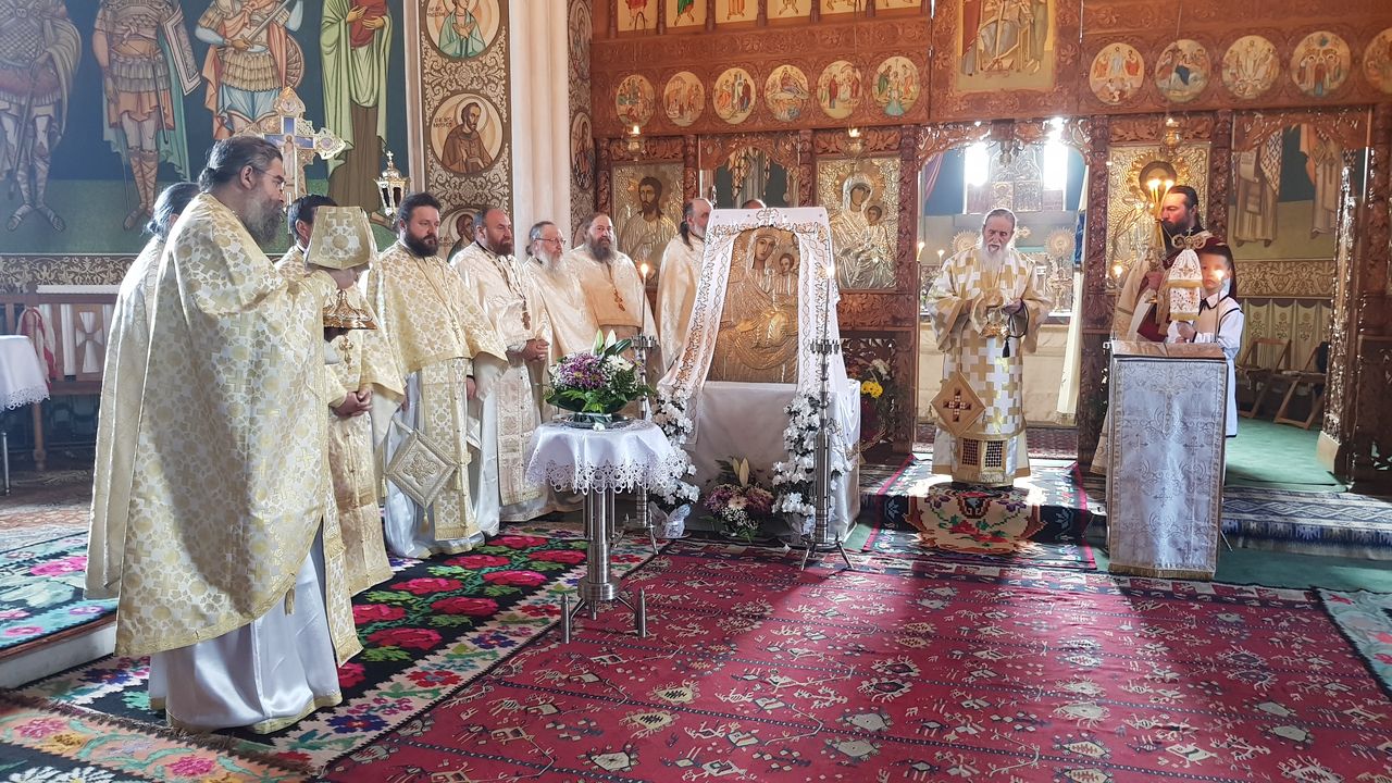 IPS Părinte Pimen a slujit cu ocazia hramului Parohiei Slătioara