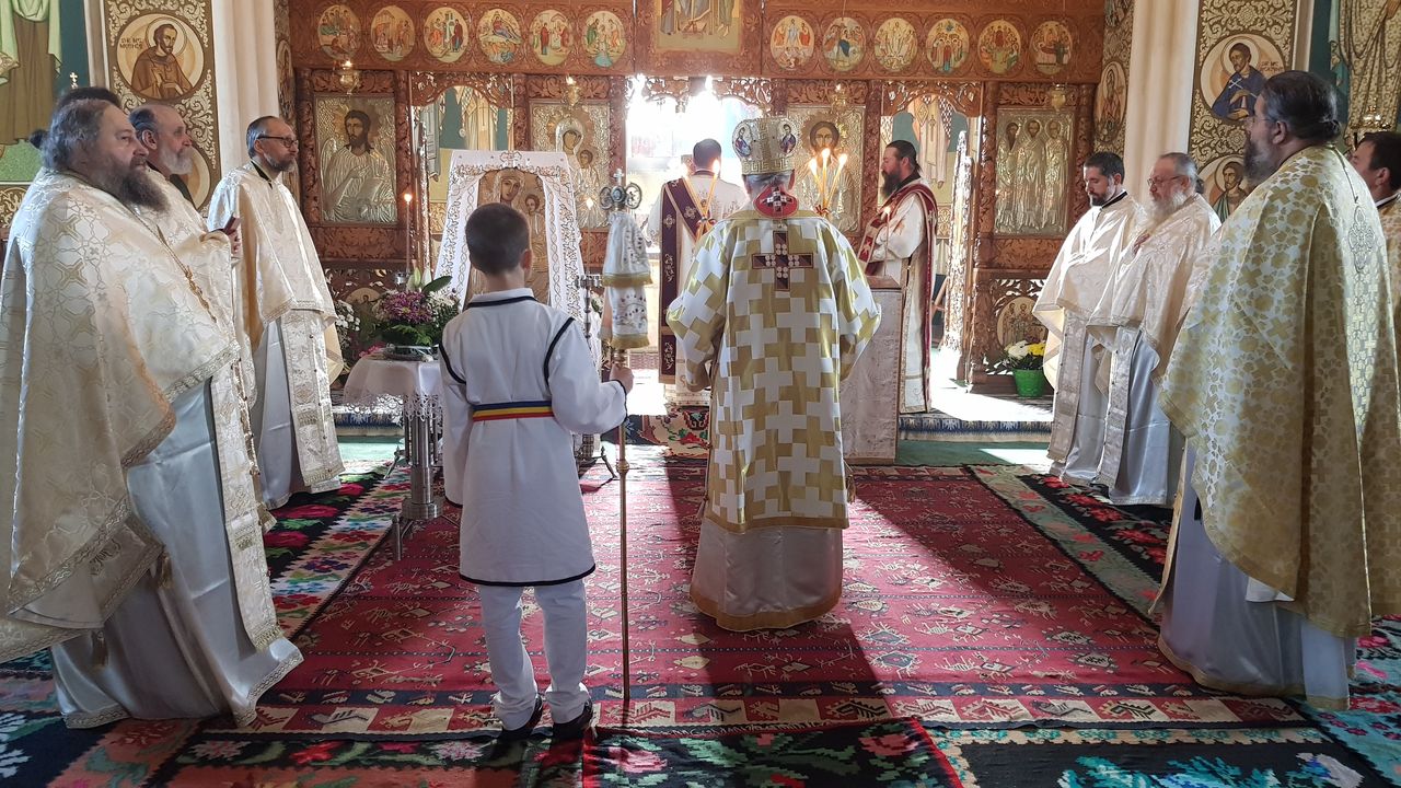 IPS Părinte Pimen a slujit cu ocazia hramului Parohiei Slătioara