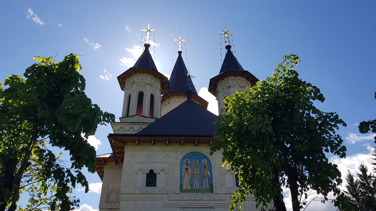 IPS Părinte Pimen a slujit cu ocazia hramului Parohiei Slătioara