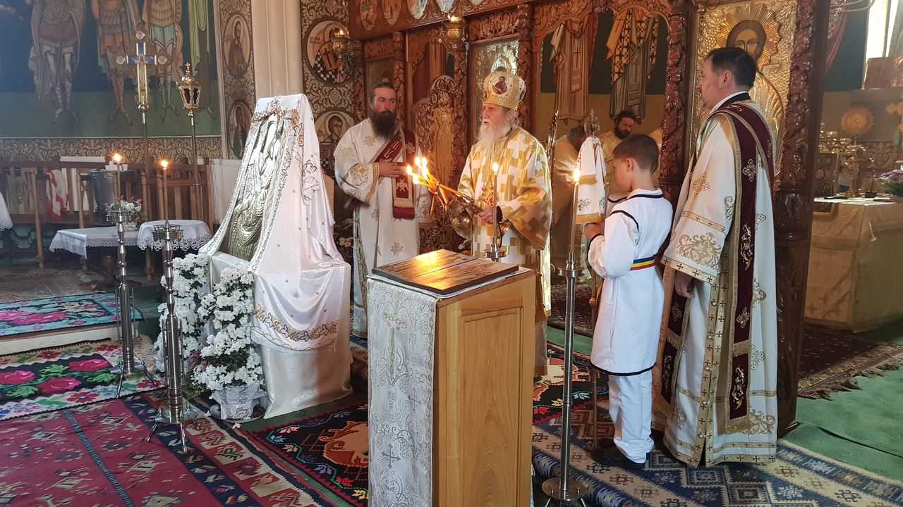 IPS Părinte Pimen a slujit cu ocazia hramului Parohiei Slătioara