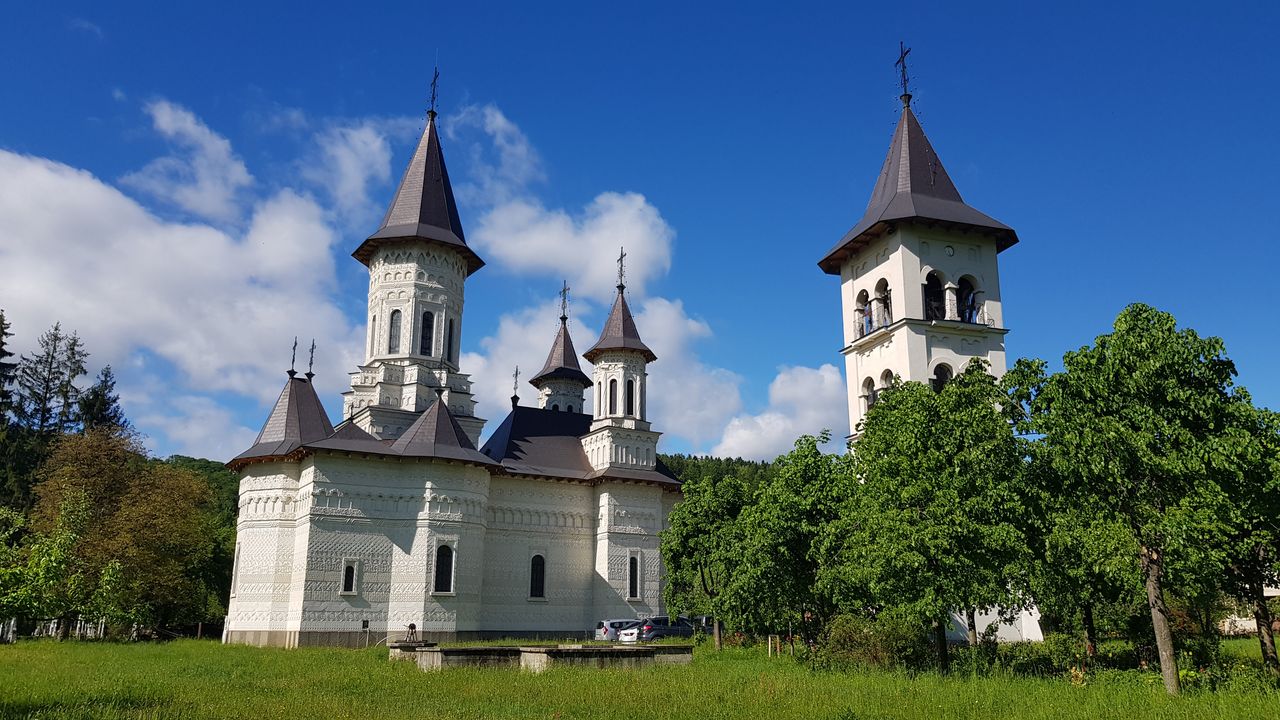 IPS Părinte Pimen a slujit cu ocazia hramului Parohiei Slătioara