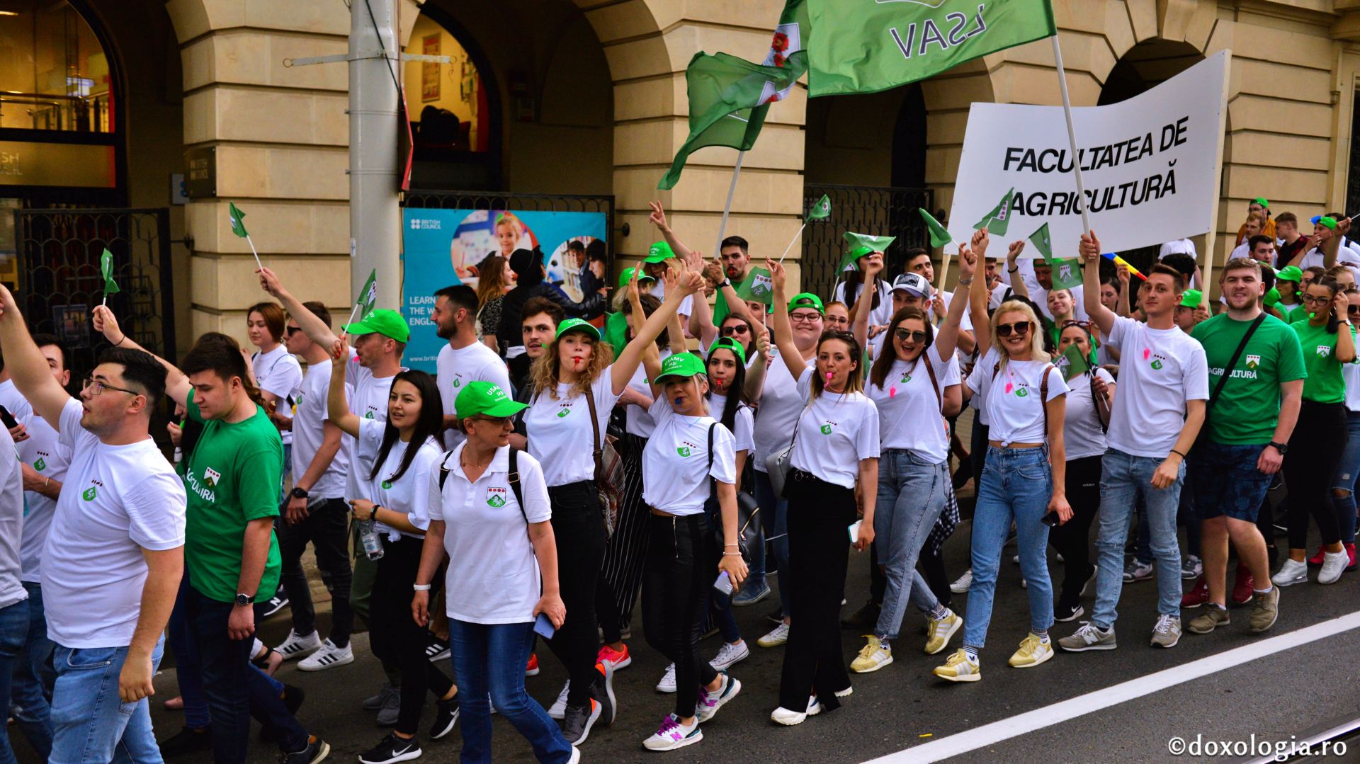 Marşul Absolvenţilor - mii de studenţi ieşeni în ritm de bucurie