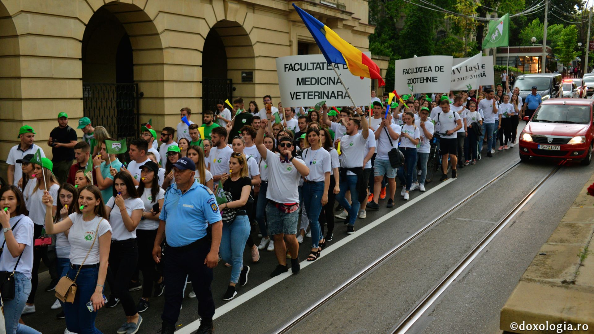 Marşul Absolvenţilor - mii de studenţi ieşeni în ritm de bucurie