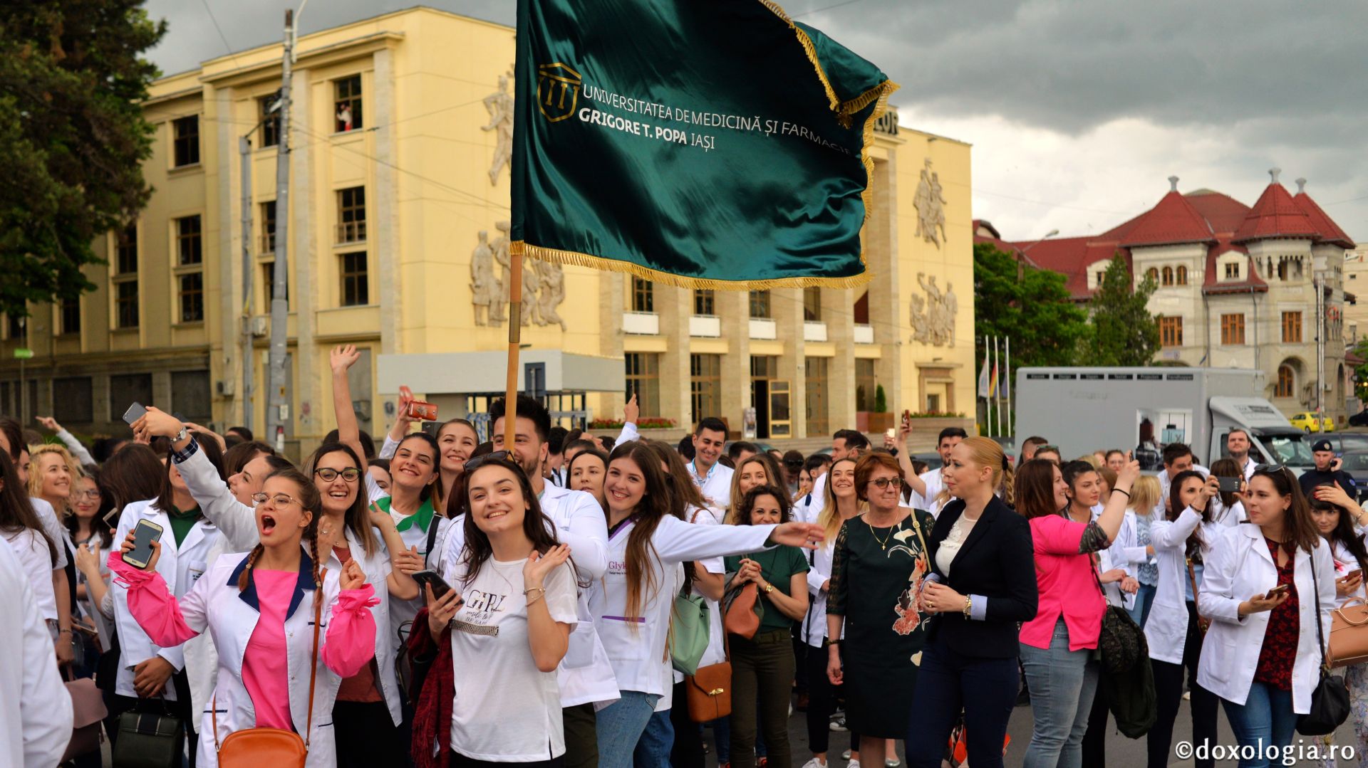 Marşul Absolvenţilor - mii de studenţi ieşeni în ritm de bucurie