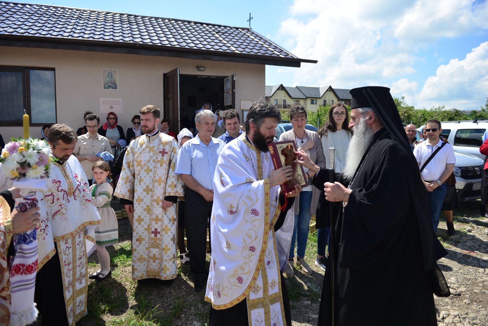 Slujire arhierească și sfințire în Valea Adâncă – IPS Mitropolit Teofan: „Biserica o facem pentru că dorim să fim ucenicii lui Hristos”