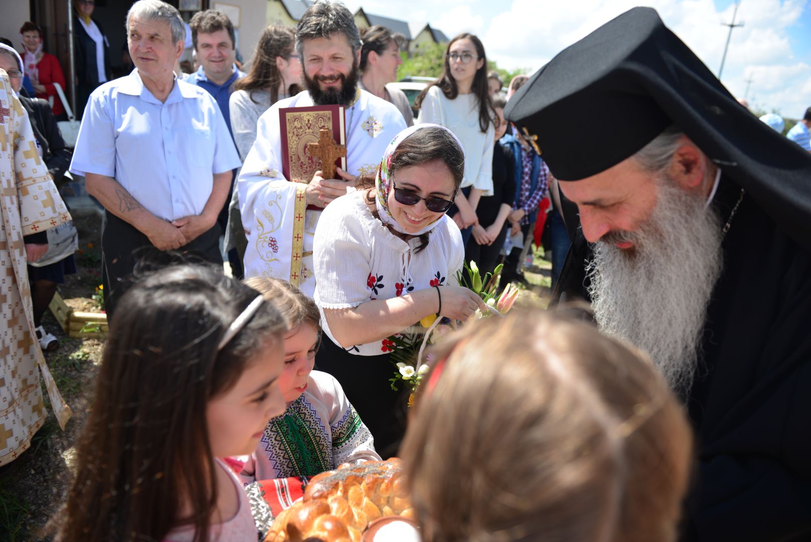 Slujire arhierească și sfințire în Valea Adâncă – IPS Mitropolit Teofan: „Biserica o facem pentru că dorim să fim ucenicii lui Hristos”