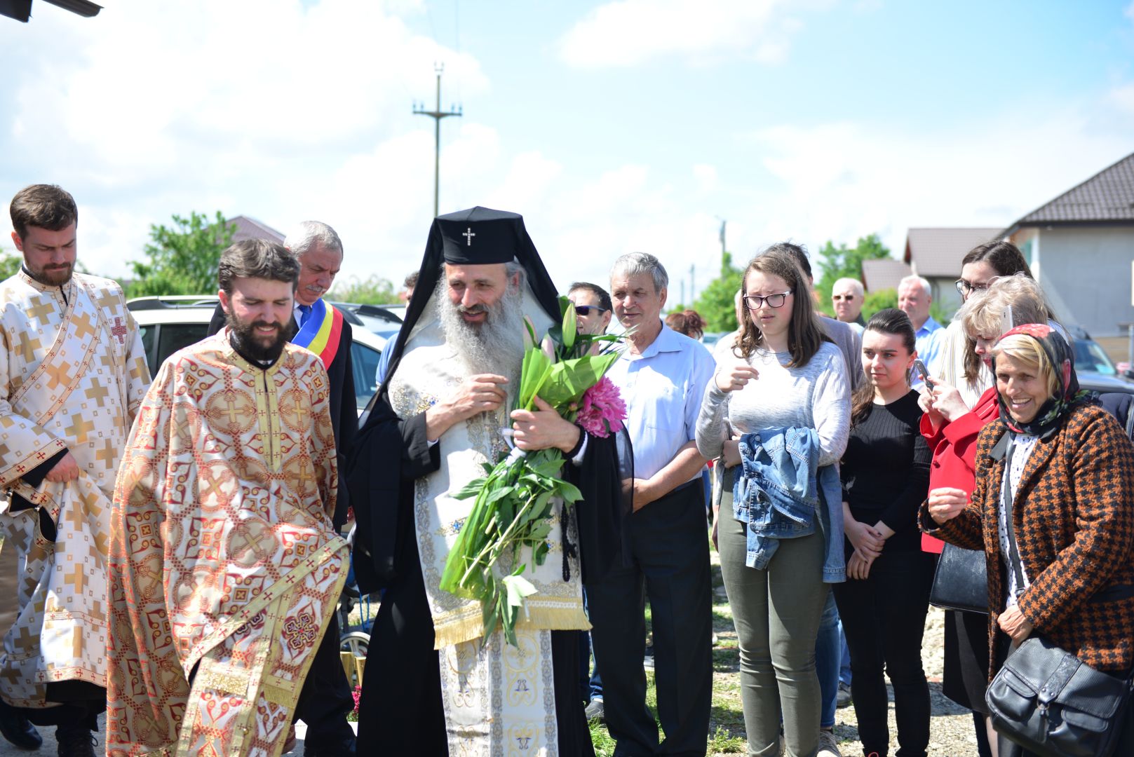 Slujire arhierească și sfințire în Valea Adâncă – IPS Mitropolit Teofan: „Biserica o facem pentru că dorim să fim ucenicii lui Hristos”