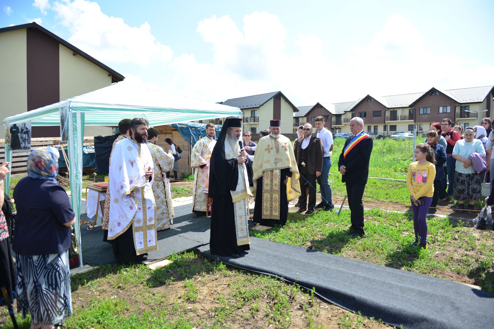 Slujire arhierească și sfințire în Valea Adâncă – IPS Mitropolit Teofan: „Biserica o facem pentru că dorim să fim ucenicii lui Hristos”