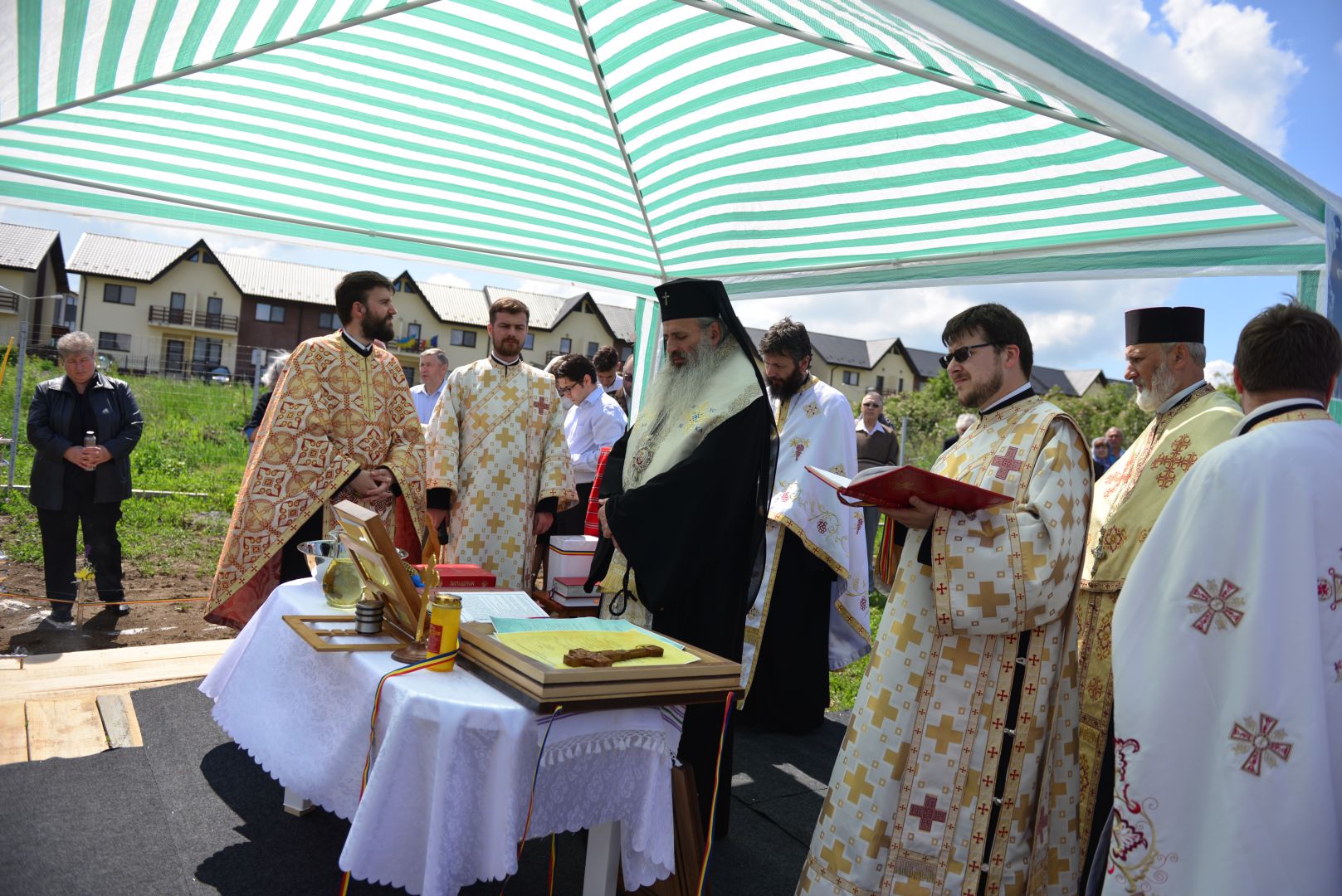 Slujire arhierească și sfințire în Valea Adâncă – IPS Mitropolit Teofan: „Biserica o facem pentru că dorim să fim ucenicii lui Hristos”