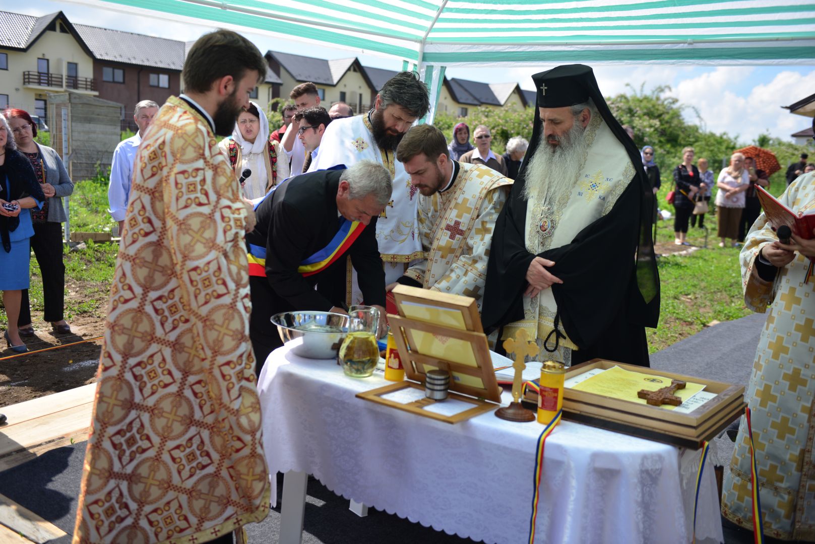 Slujire arhierească și sfințire în Valea Adâncă – IPS Mitropolit Teofan: „Biserica o facem pentru că dorim să fim ucenicii lui Hristos”