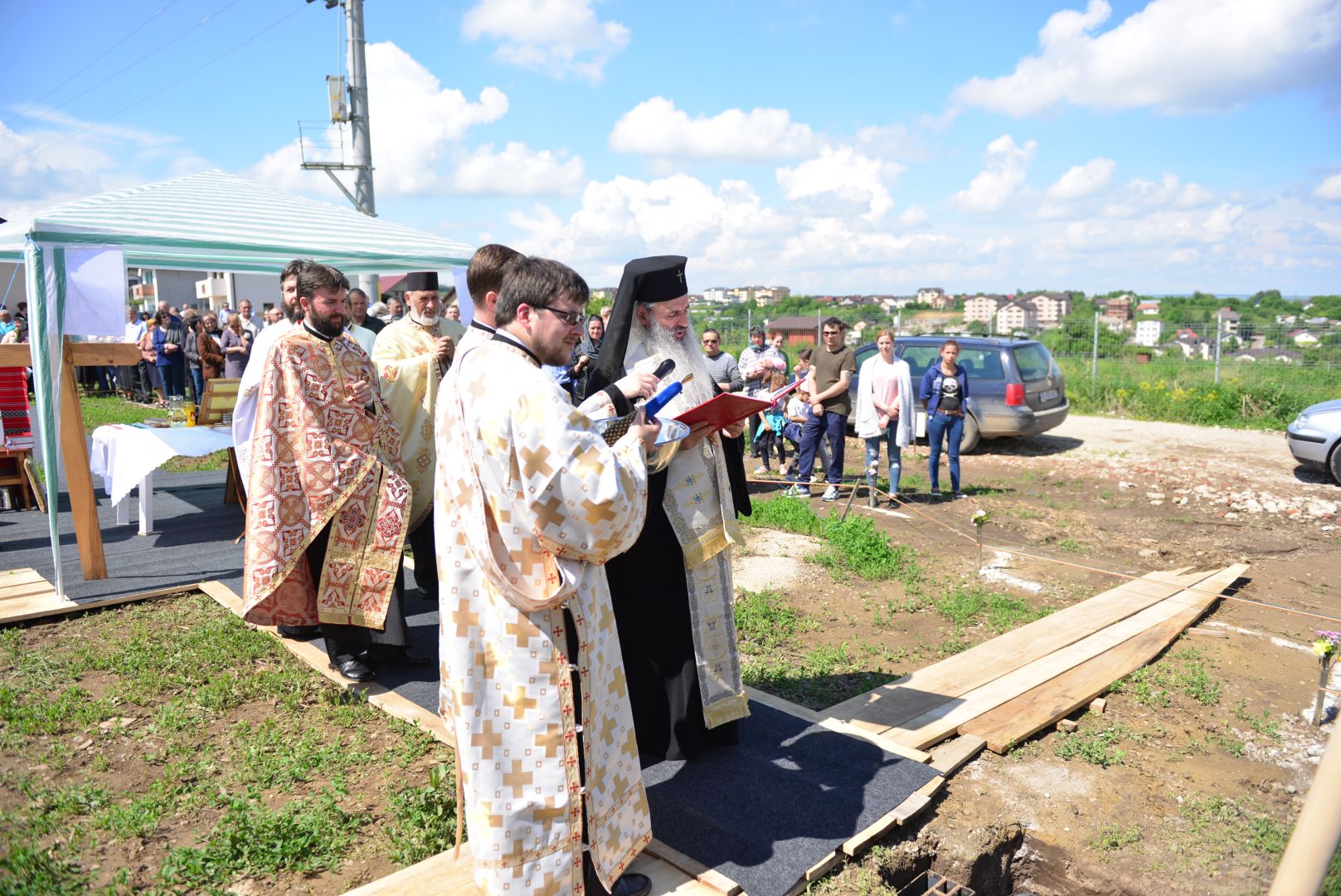 Slujire arhierească și sfințire în Valea Adâncă – IPS Mitropolit Teofan: „Biserica o facem pentru că dorim să fim ucenicii lui Hristos”