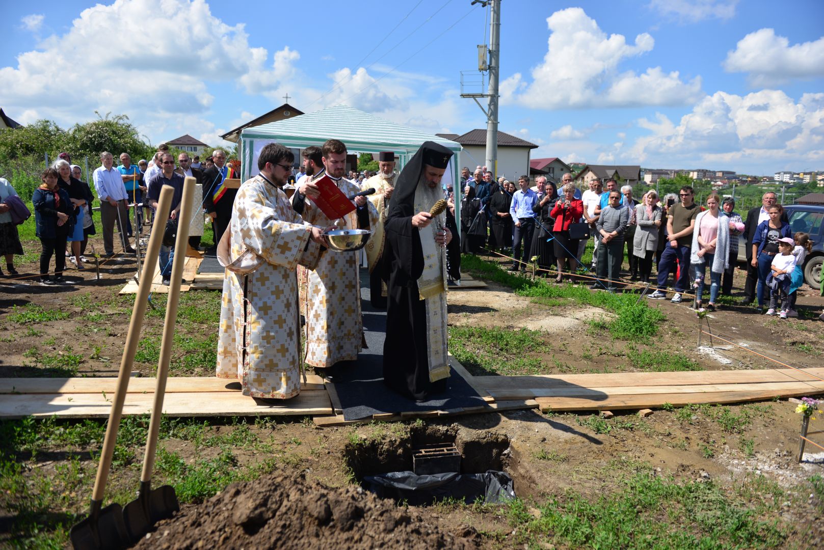Slujire arhierească și sfințire în Valea Adâncă – IPS Mitropolit Teofan: „Biserica o facem pentru că dorim să fim ucenicii lui Hristos”