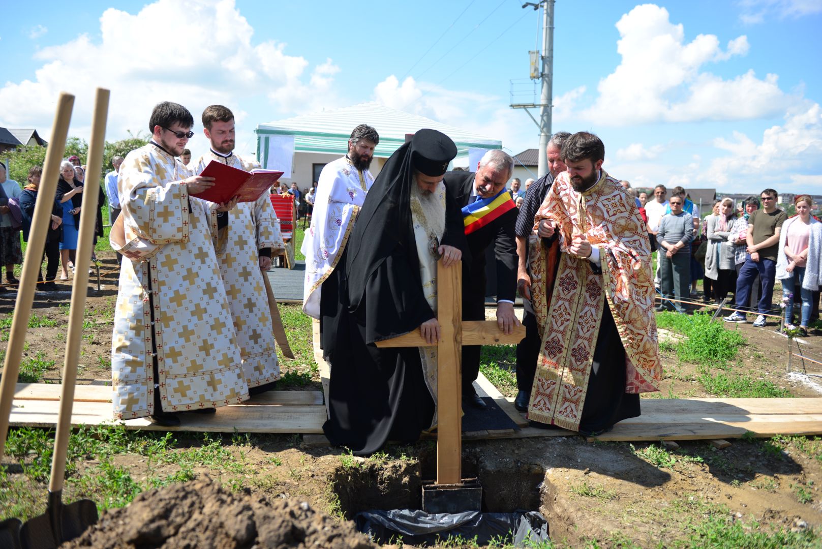 Slujire arhierească și sfințire în Valea Adâncă – IPS Mitropolit Teofan: „Biserica o facem pentru că dorim să fim ucenicii lui Hristos”