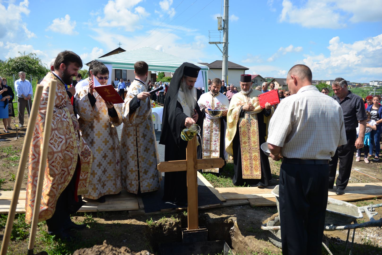 Slujire arhierească și sfințire în Valea Adâncă – IPS Mitropolit Teofan: „Biserica o facem pentru că dorim să fim ucenicii lui Hristos”