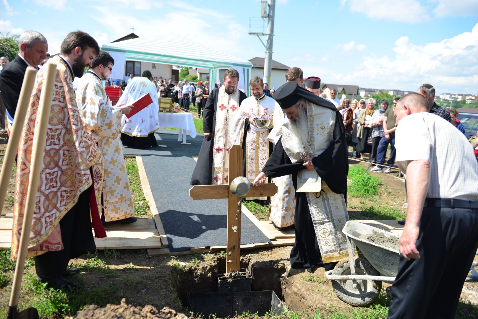 Slujire arhierească și sfințire în Valea Adâncă – IPS Mitropolit Teofan: „Biserica o facem pentru că dorim să fim ucenicii lui Hristos”