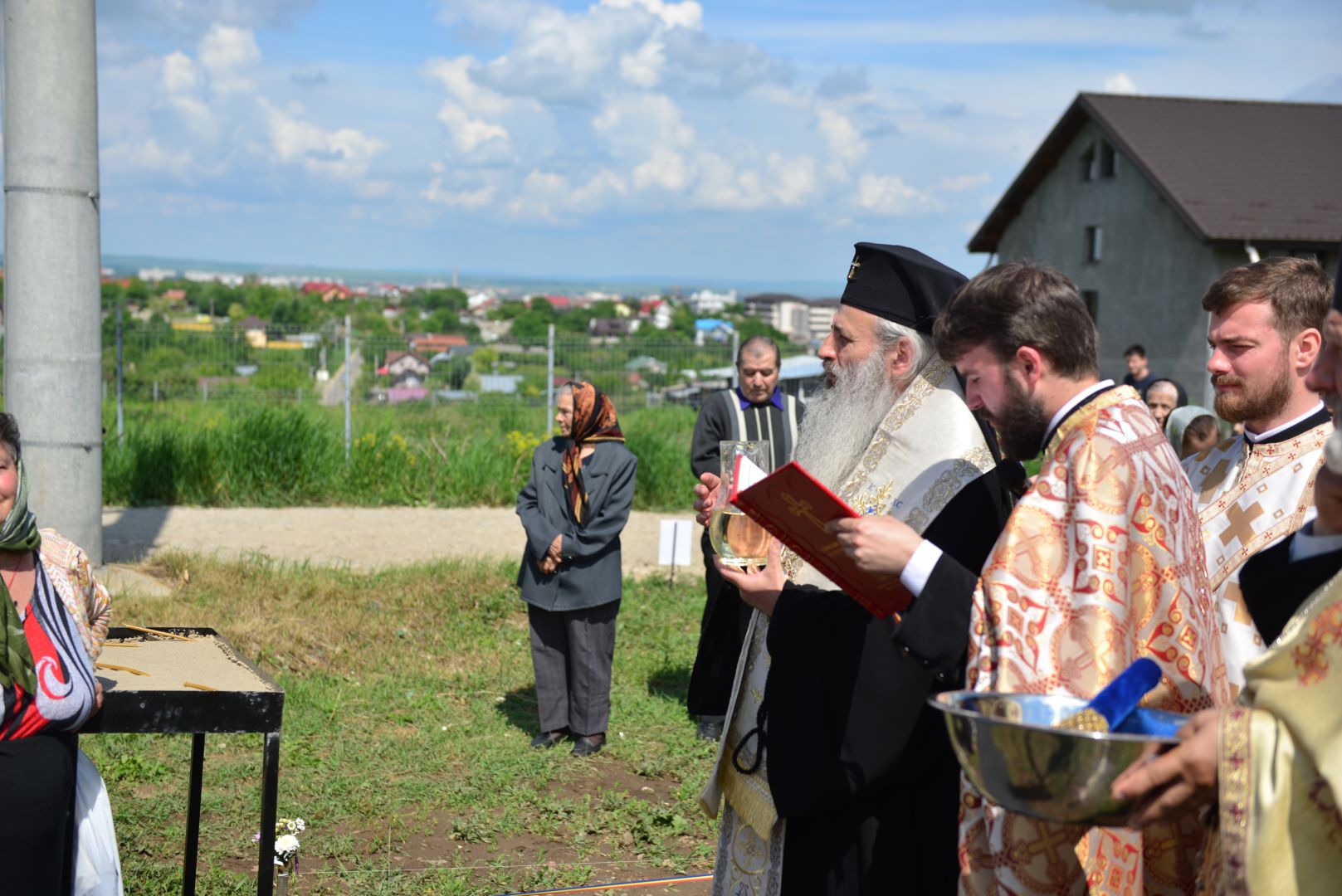 Slujire arhierească și sfințire în Valea Adâncă – IPS Mitropolit Teofan: „Biserica o facem pentru că dorim să fim ucenicii lui Hristos”