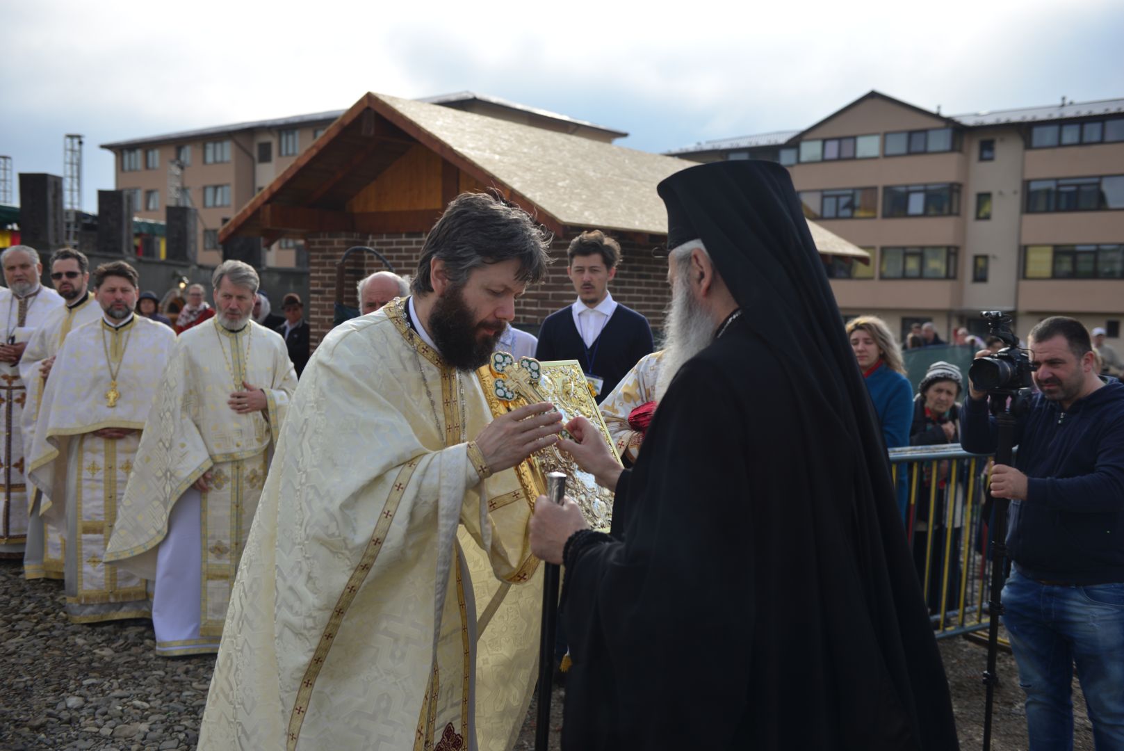 Slujire arhierească și sfințire în Valea Adâncă – IPS Mitropolit Teofan: „Biserica o facem pentru că dorim să fim ucenicii lui Hristos”