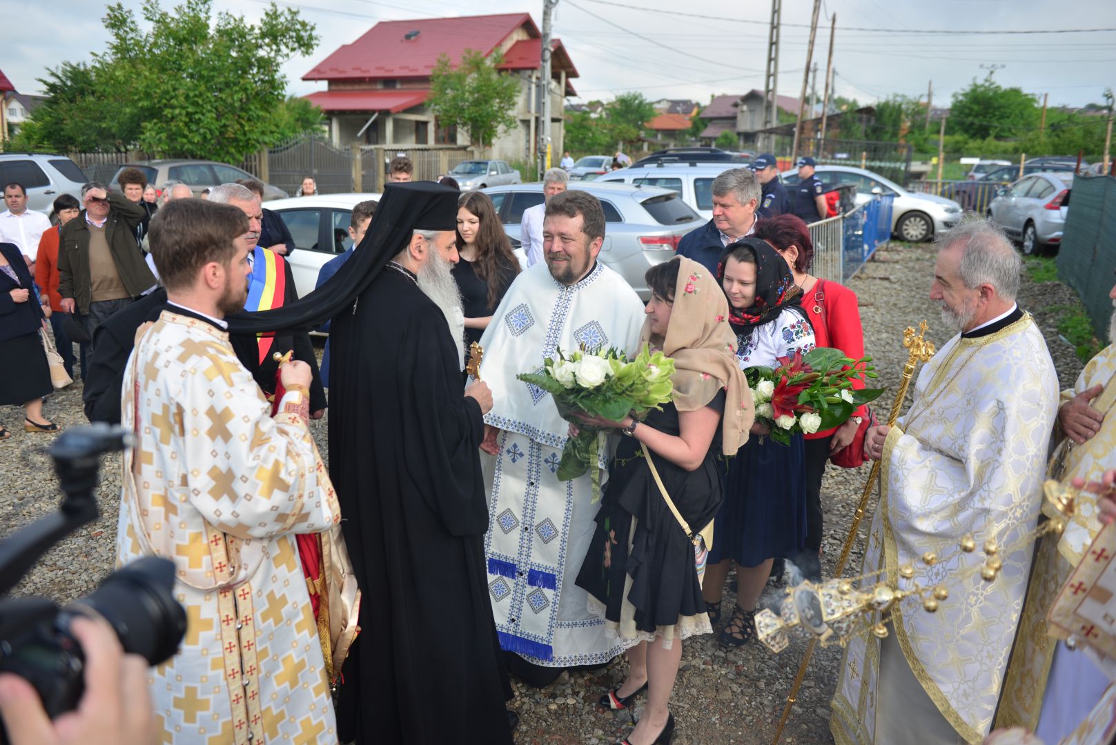 Slujire arhierească și sfințire în Valea Adâncă – IPS Mitropolit Teofan: „Biserica o facem pentru că dorim să fim ucenicii lui Hristos”