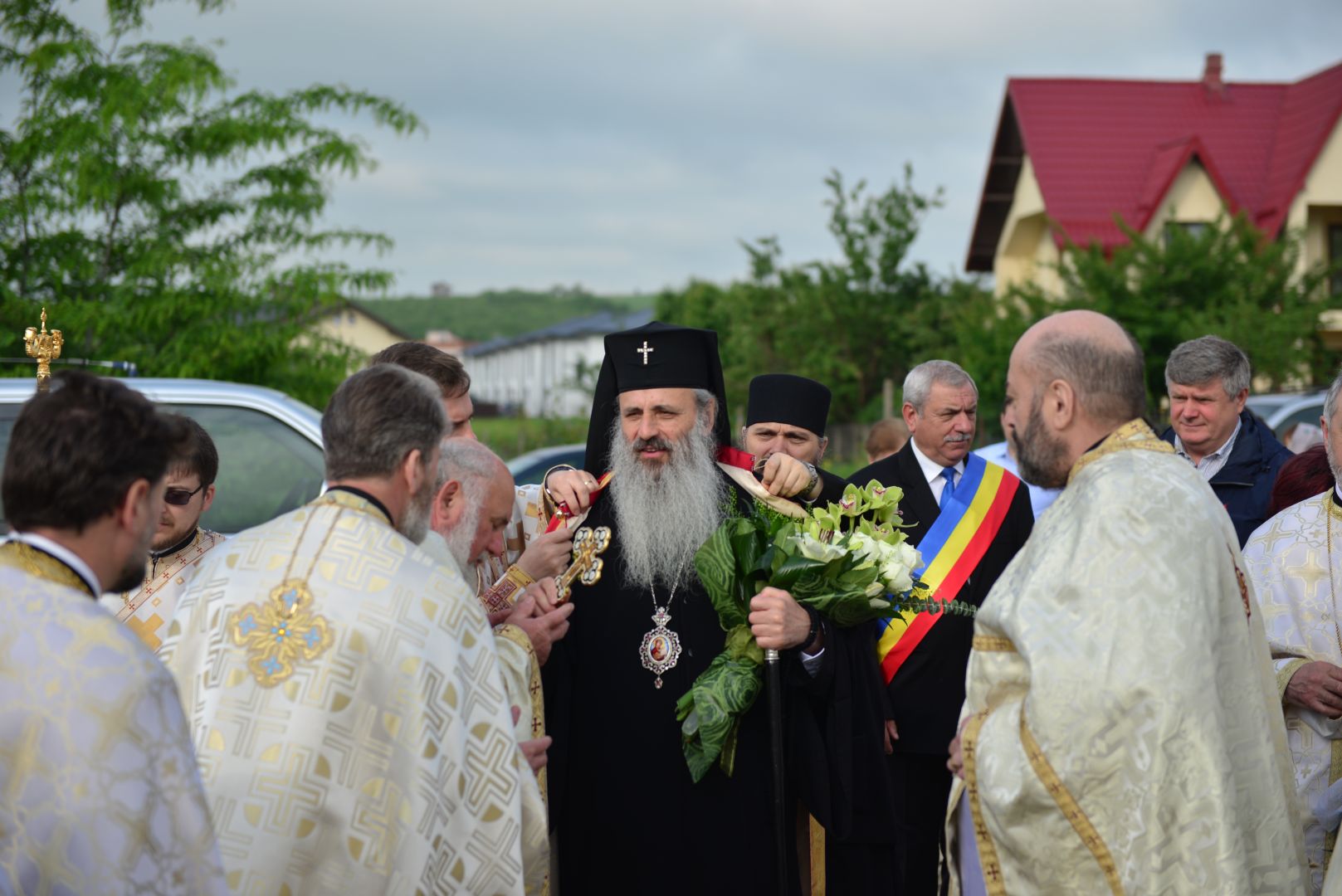 Slujire arhierească și sfințire în Valea Adâncă – IPS Mitropolit Teofan: „Biserica o facem pentru că dorim să fim ucenicii lui Hristos”