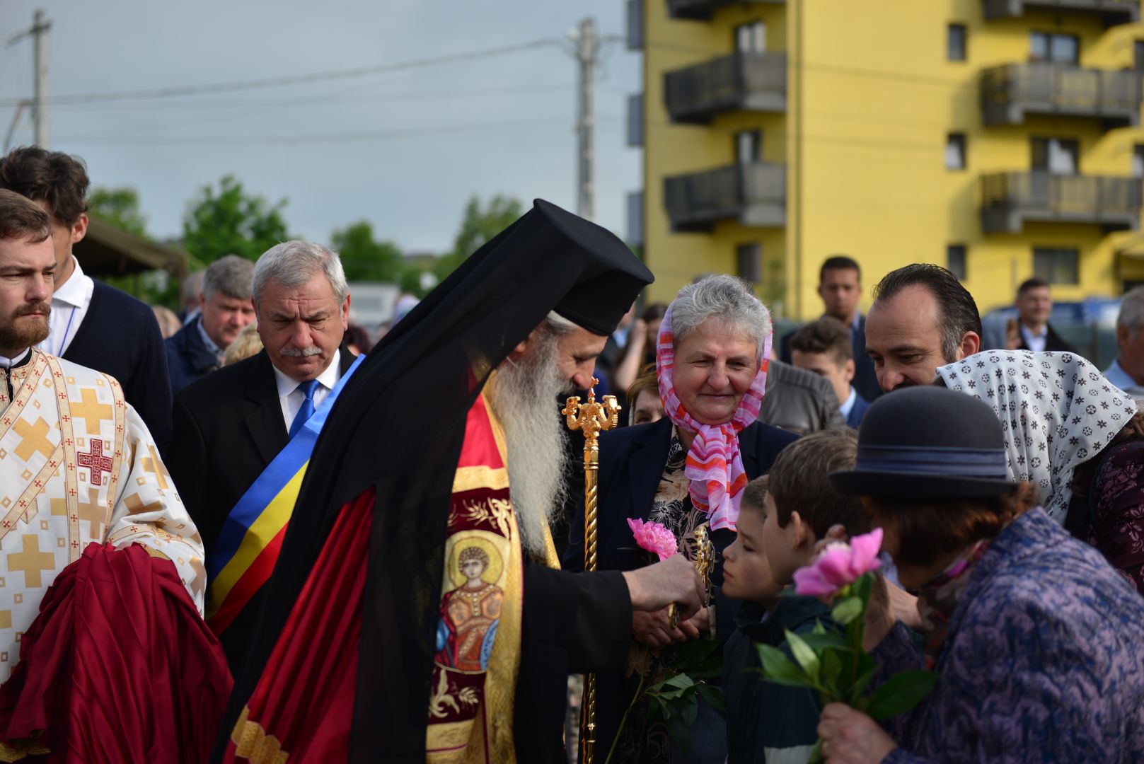 Slujire arhierească și sfințire în Valea Adâncă – IPS Mitropolit Teofan: „Biserica o facem pentru că dorim să fim ucenicii lui Hristos”