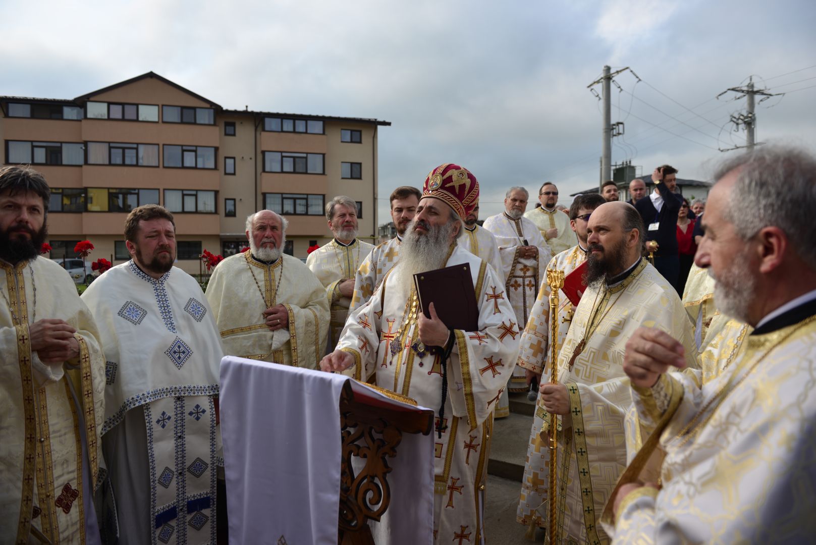 Slujire arhierească și sfințire în Valea Adâncă – IPS Mitropolit Teofan: „Biserica o facem pentru că dorim să fim ucenicii lui Hristos”