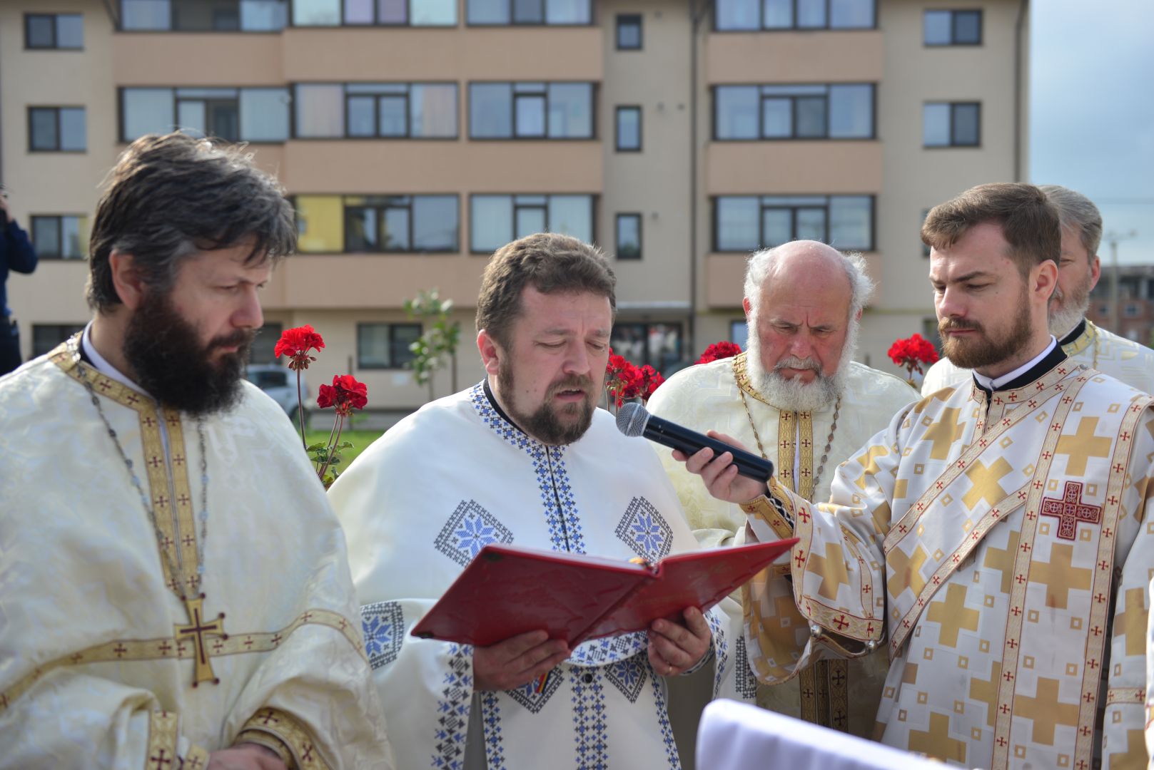 Slujire arhierească și sfințire în Valea Adâncă – IPS Mitropolit Teofan: „Biserica o facem pentru că dorim să fim ucenicii lui Hristos”