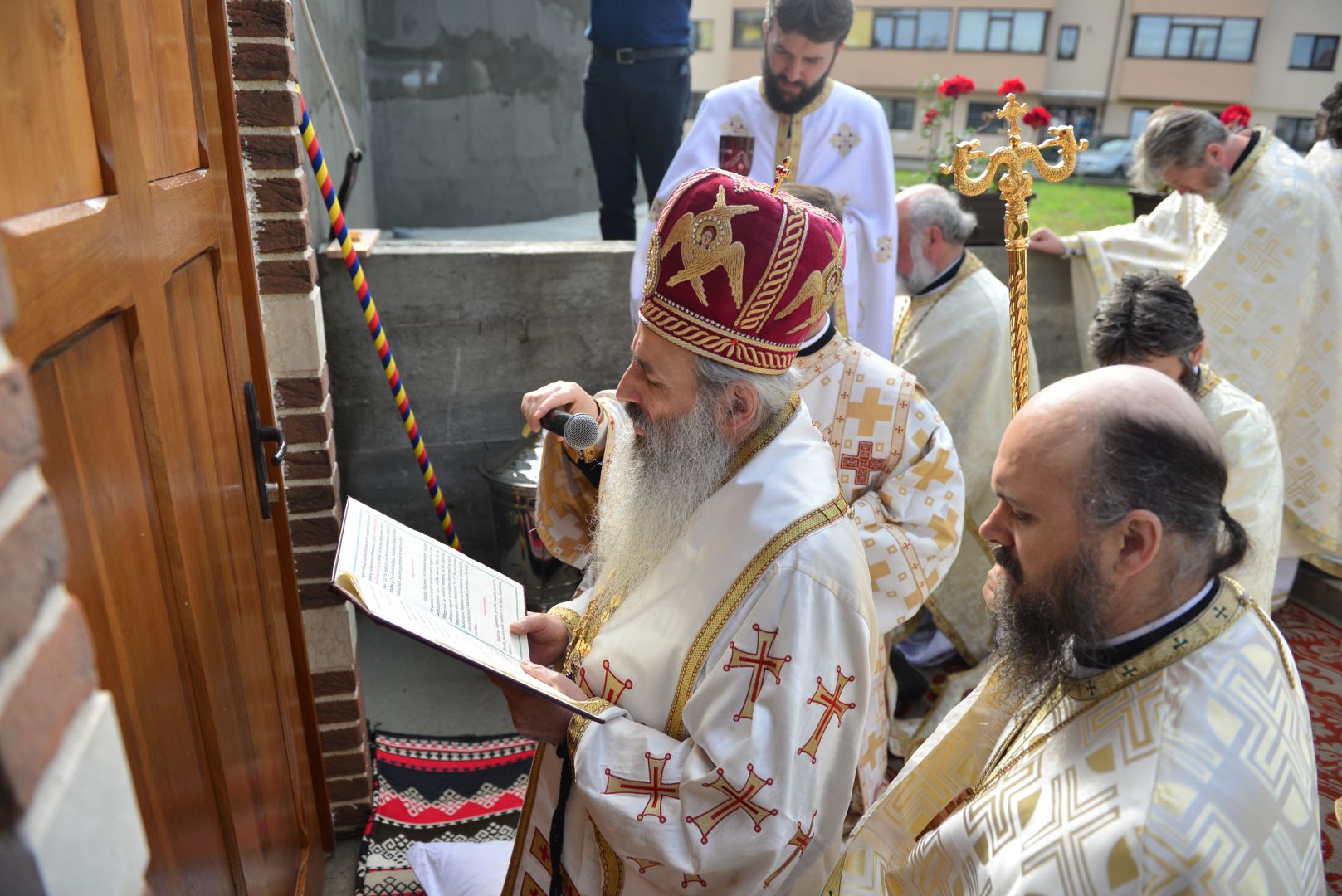Slujire arhierească și sfințire în Valea Adâncă – IPS Mitropolit Teofan: „Biserica o facem pentru că dorim să fim ucenicii lui Hristos”
