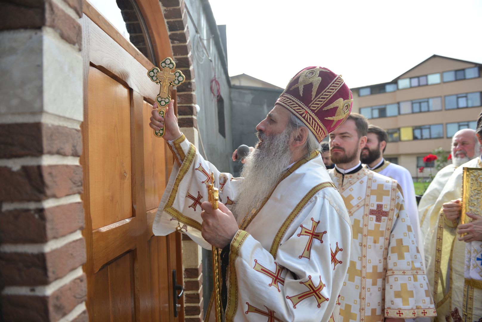 Slujire arhierească și sfințire în Valea Adâncă – IPS Mitropolit Teofan: „Biserica o facem pentru că dorim să fim ucenicii lui Hristos”