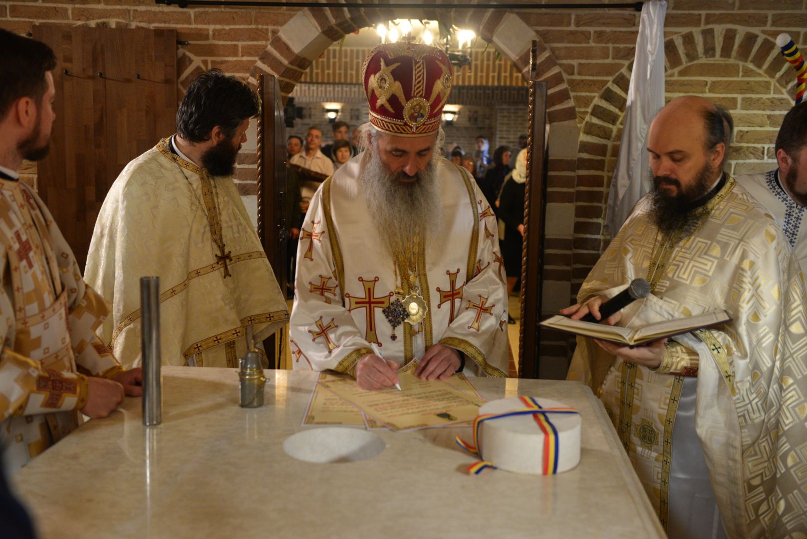 Slujire arhierească și sfințire în Valea Adâncă – IPS Mitropolit Teofan: „Biserica o facem pentru că dorim să fim ucenicii lui Hristos”