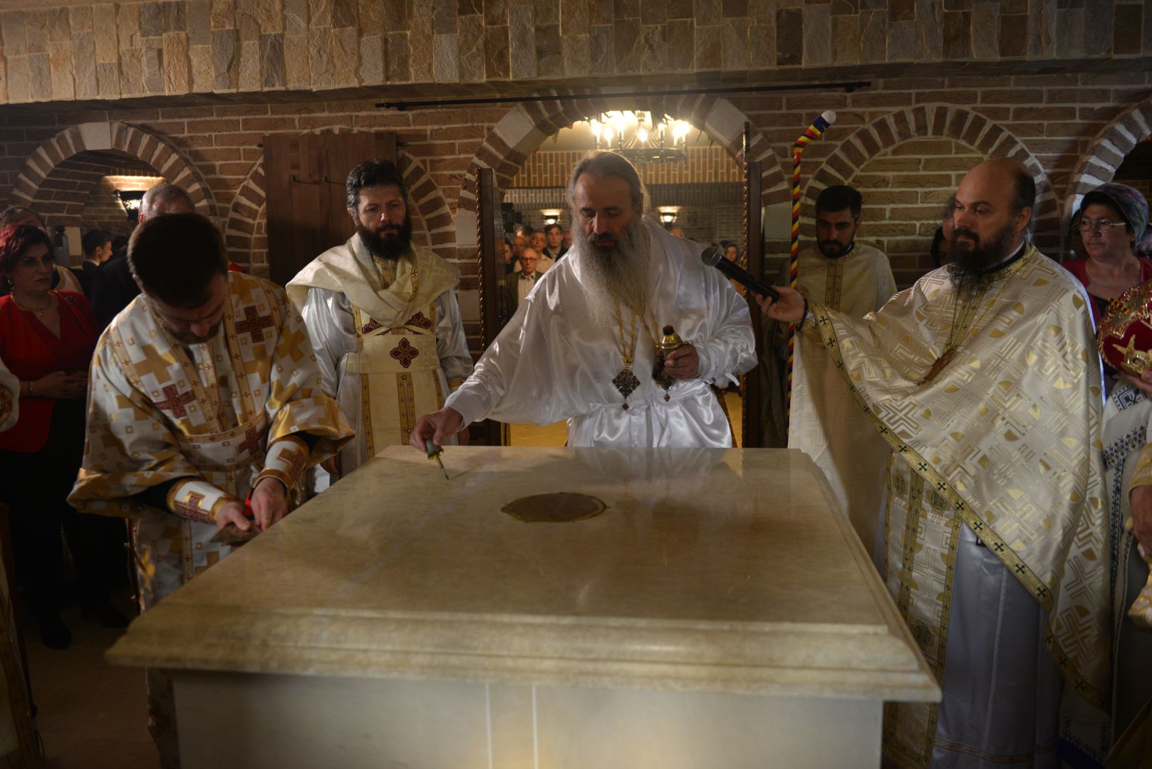 Slujire arhierească și sfințire în Valea Adâncă – IPS Mitropolit Teofan: „Biserica o facem pentru că dorim să fim ucenicii lui Hristos”