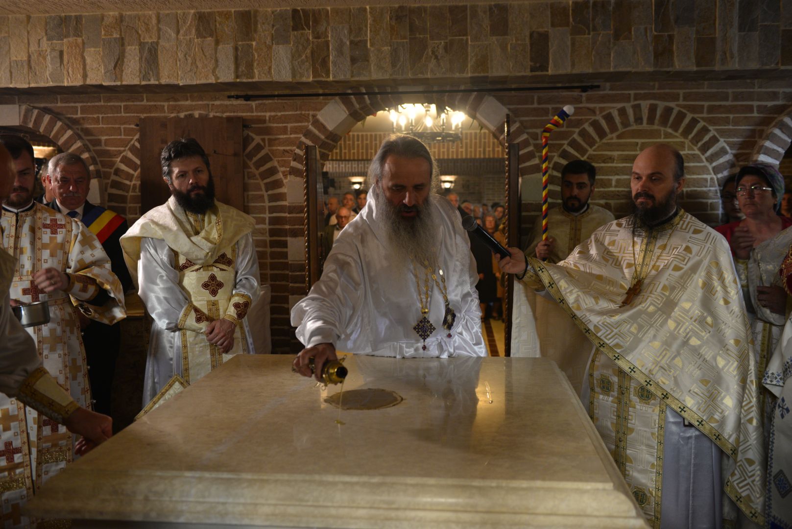 Slujire arhierească și sfințire în Valea Adâncă – IPS Mitropolit Teofan: „Biserica o facem pentru că dorim să fim ucenicii lui Hristos”