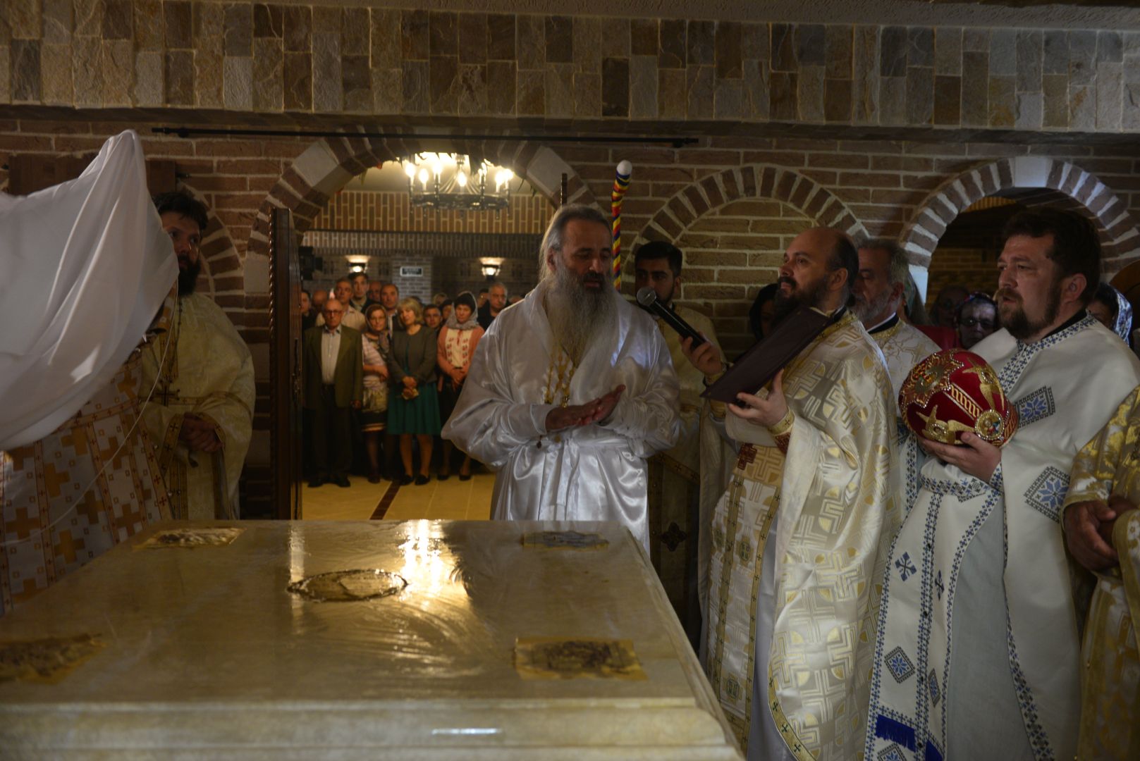 Slujire arhierească și sfințire în Valea Adâncă – IPS Mitropolit Teofan: „Biserica o facem pentru că dorim să fim ucenicii lui Hristos”