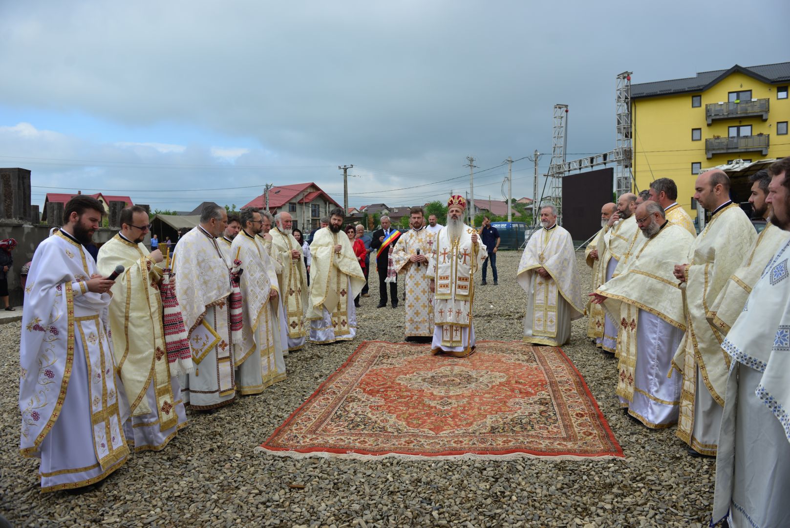 Slujire arhierească și sfințire în Valea Adâncă – IPS Mitropolit Teofan: „Biserica o facem pentru că dorim să fim ucenicii lui Hristos”