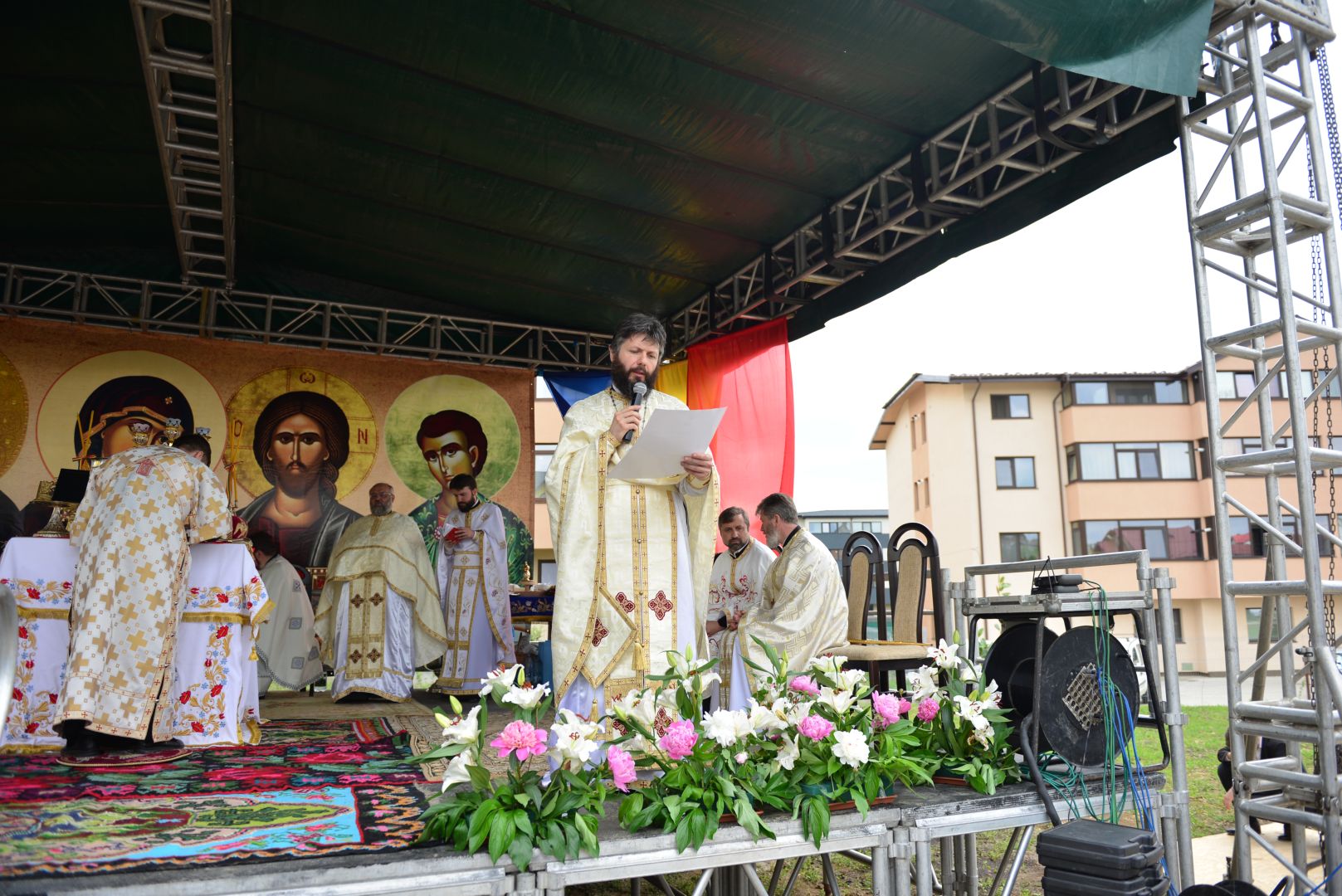 Slujire arhierească și sfințire în Valea Adâncă – IPS Mitropolit Teofan: „Biserica o facem pentru că dorim să fim ucenicii lui Hristos”