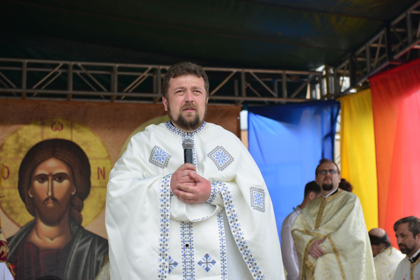 Slujire arhierească și sfințire în Valea Adâncă – IPS Mitropolit Teofan: „Biserica o facem pentru că dorim să fim ucenicii lui Hristos”