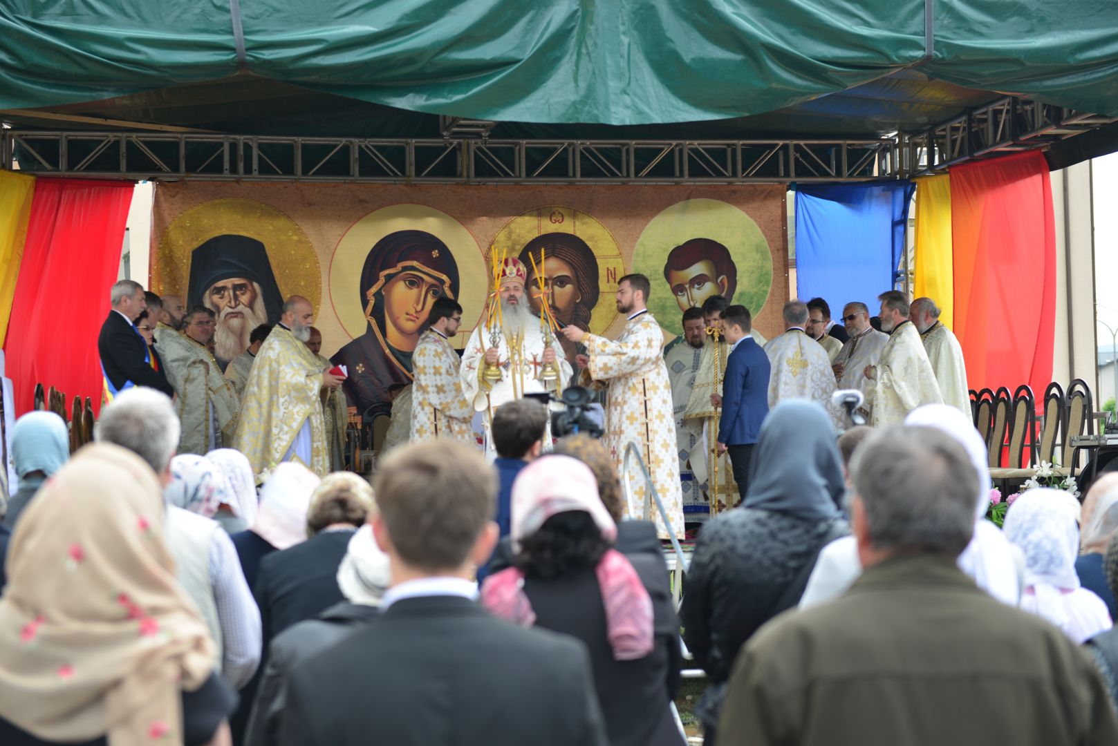 Slujire arhierească și sfințire în Valea Adâncă – IPS Mitropolit Teofan: „Biserica o facem pentru că dorim să fim ucenicii lui Hristos”