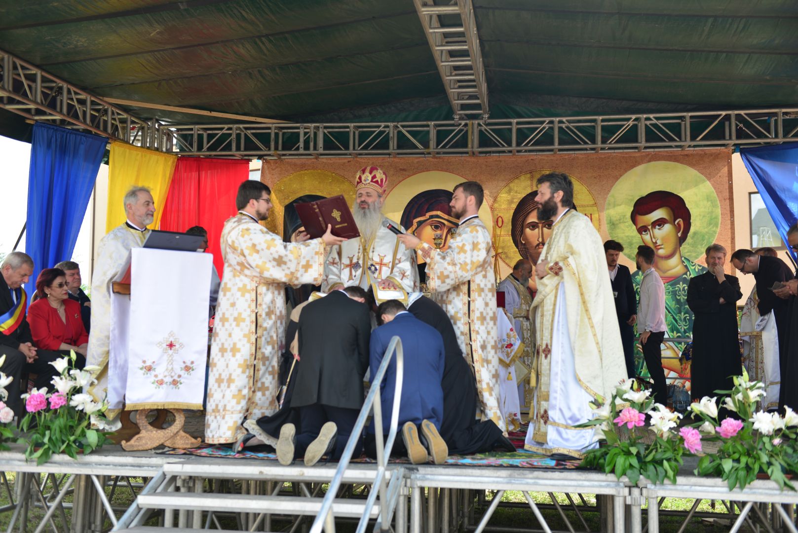 Slujire arhierească și sfințire în Valea Adâncă – IPS Mitropolit Teofan: „Biserica o facem pentru că dorim să fim ucenicii lui Hristos”