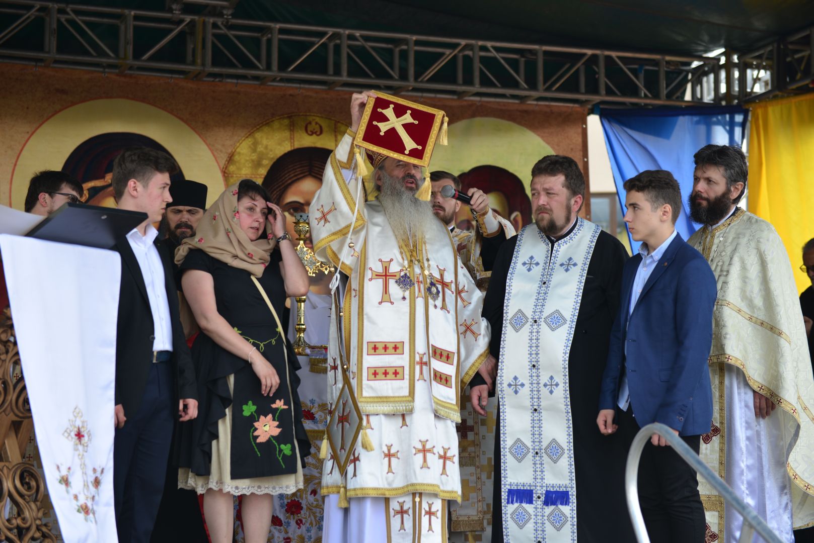 Slujire arhierească și sfințire în Valea Adâncă – IPS Mitropolit Teofan: „Biserica o facem pentru că dorim să fim ucenicii lui Hristos”