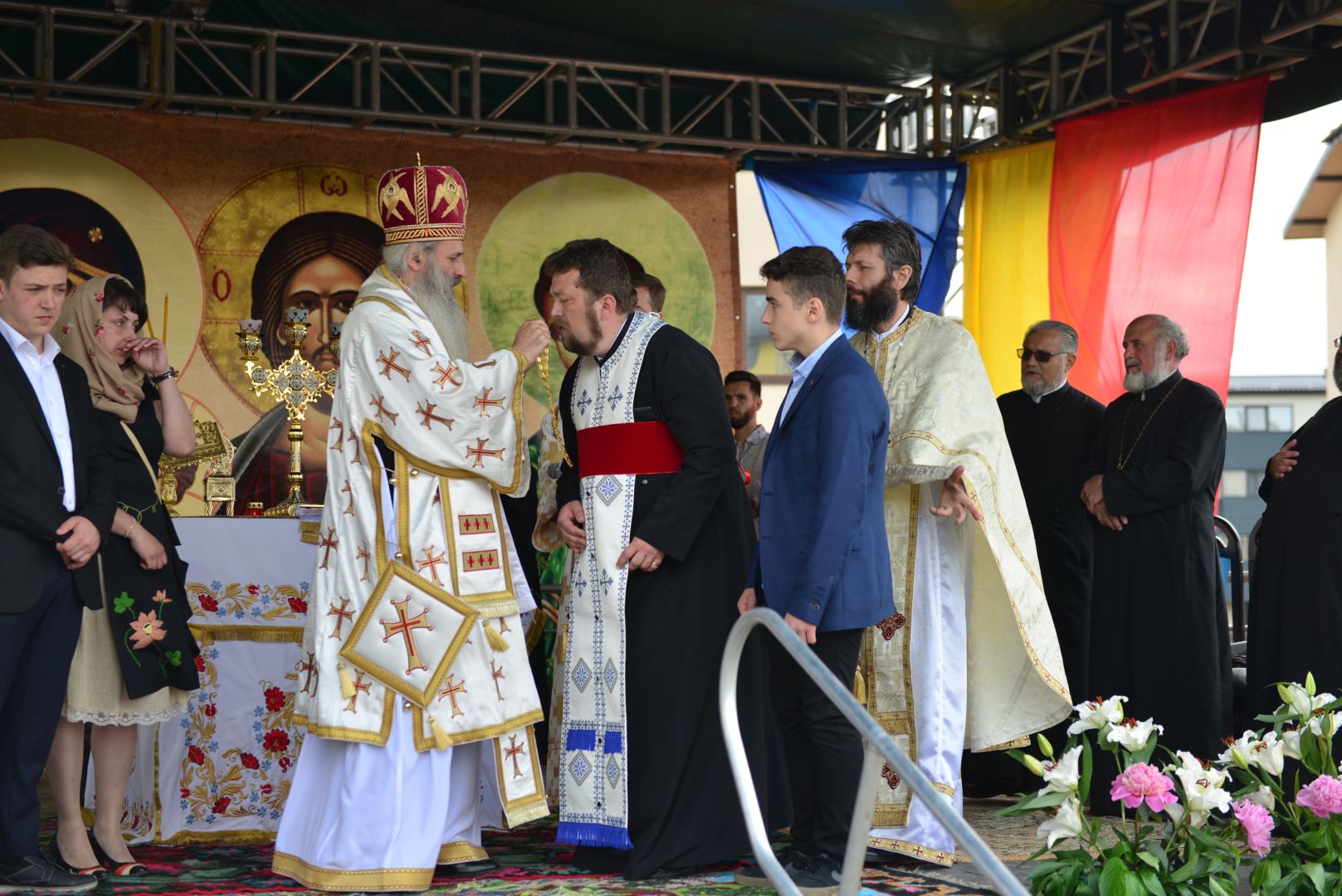 Slujire arhierească și sfințire în Valea Adâncă – IPS Mitropolit Teofan: „Biserica o facem pentru că dorim să fim ucenicii lui Hristos”