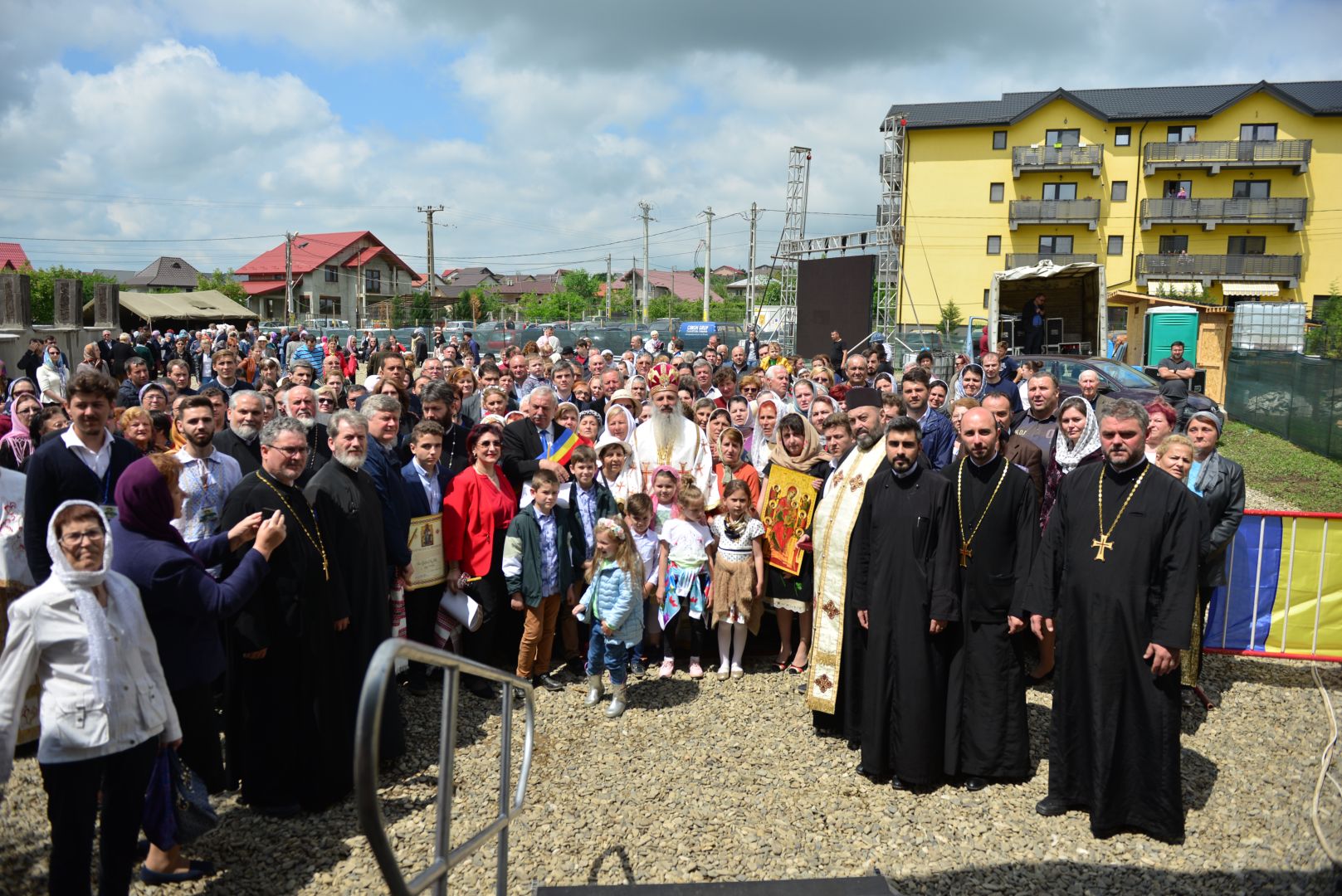 Slujire arhierească și sfințire în Valea Adâncă – IPS Mitropolit Teofan: „Biserica o facem pentru că dorim să fim ucenicii lui Hristos”