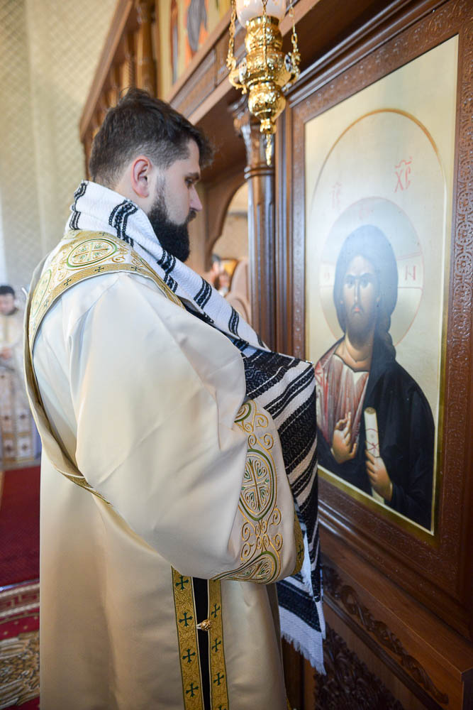 Prima slujbă săvârşită în Biserica „Acoperământul Maicii Domnului” din Vicovu de Sus