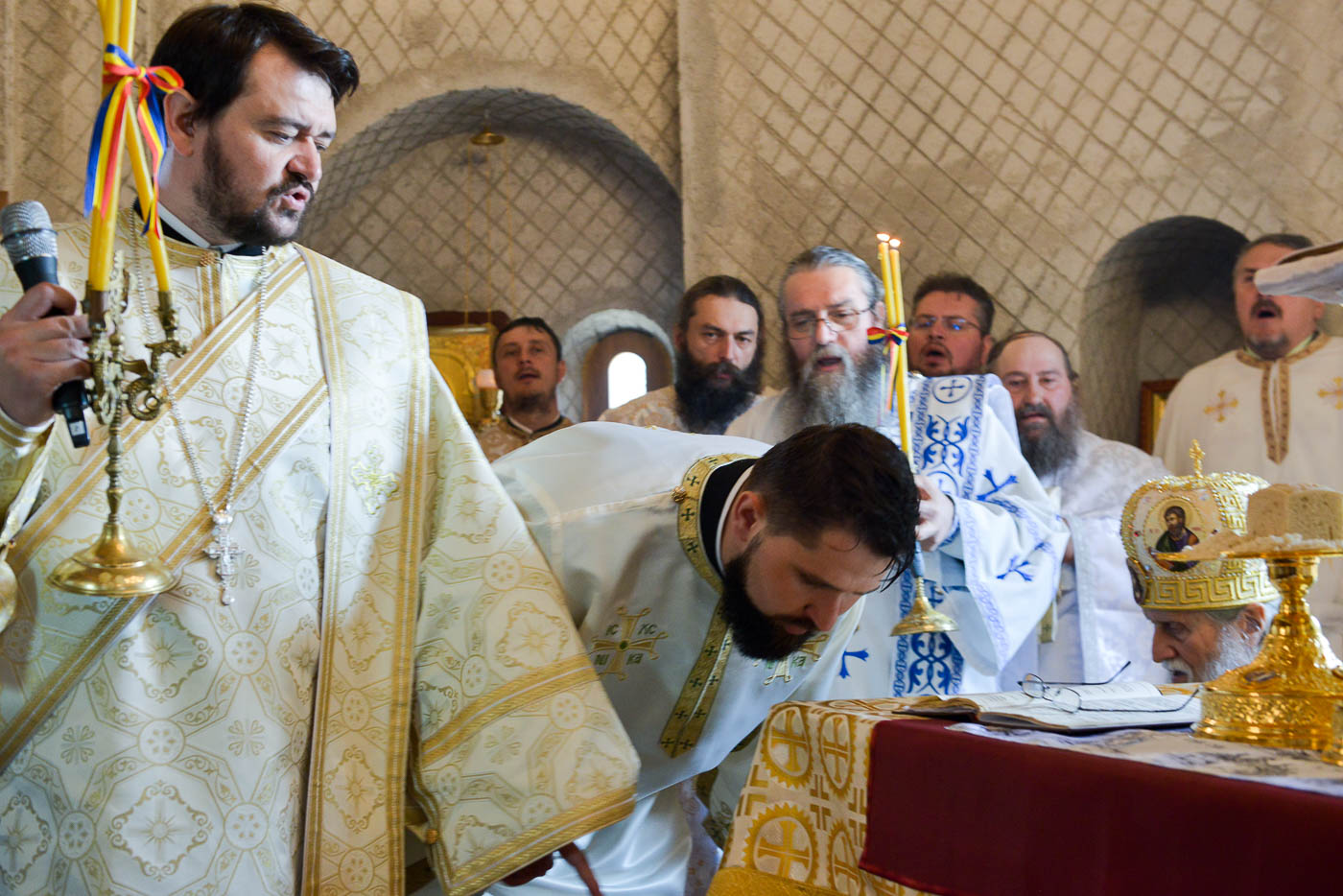 Prima slujbă săvârşită în Biserica „Acoperământul Maicii Domnului” din Vicovu de Sus