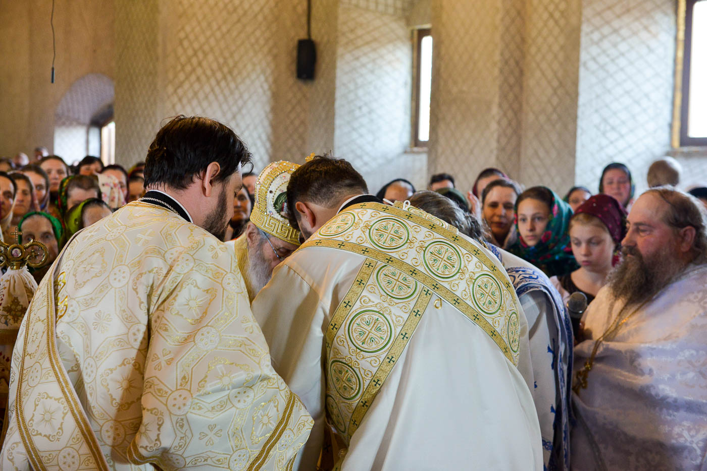 Prima slujbă săvârşită în Biserica „Acoperământul Maicii Domnului” din Vicovu de Sus