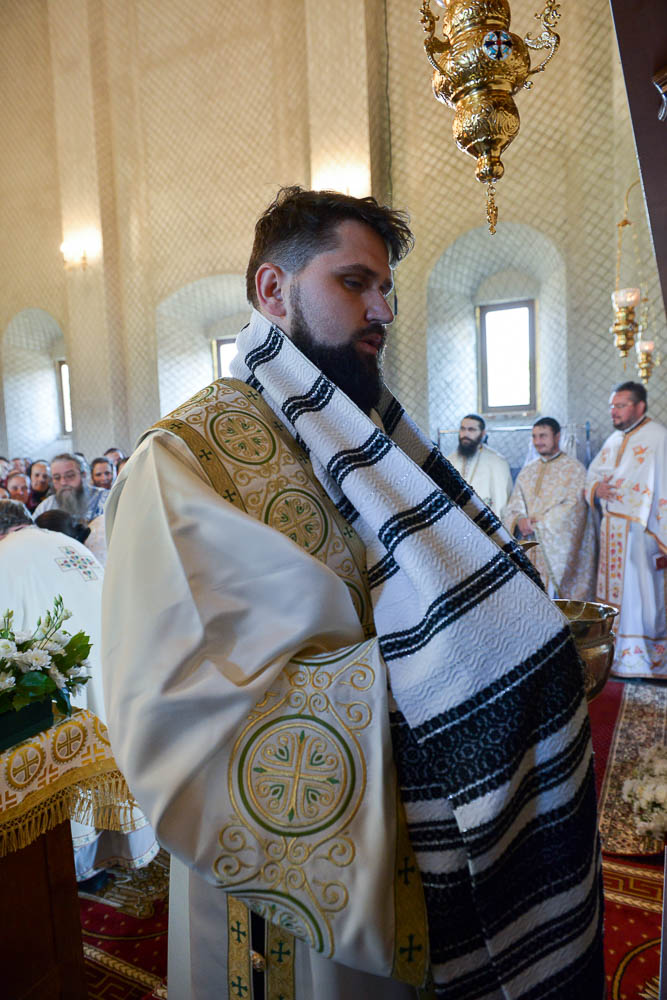 Prima slujbă săvârşită în Biserica „Acoperământul Maicii Domnului” din Vicovu de Sus