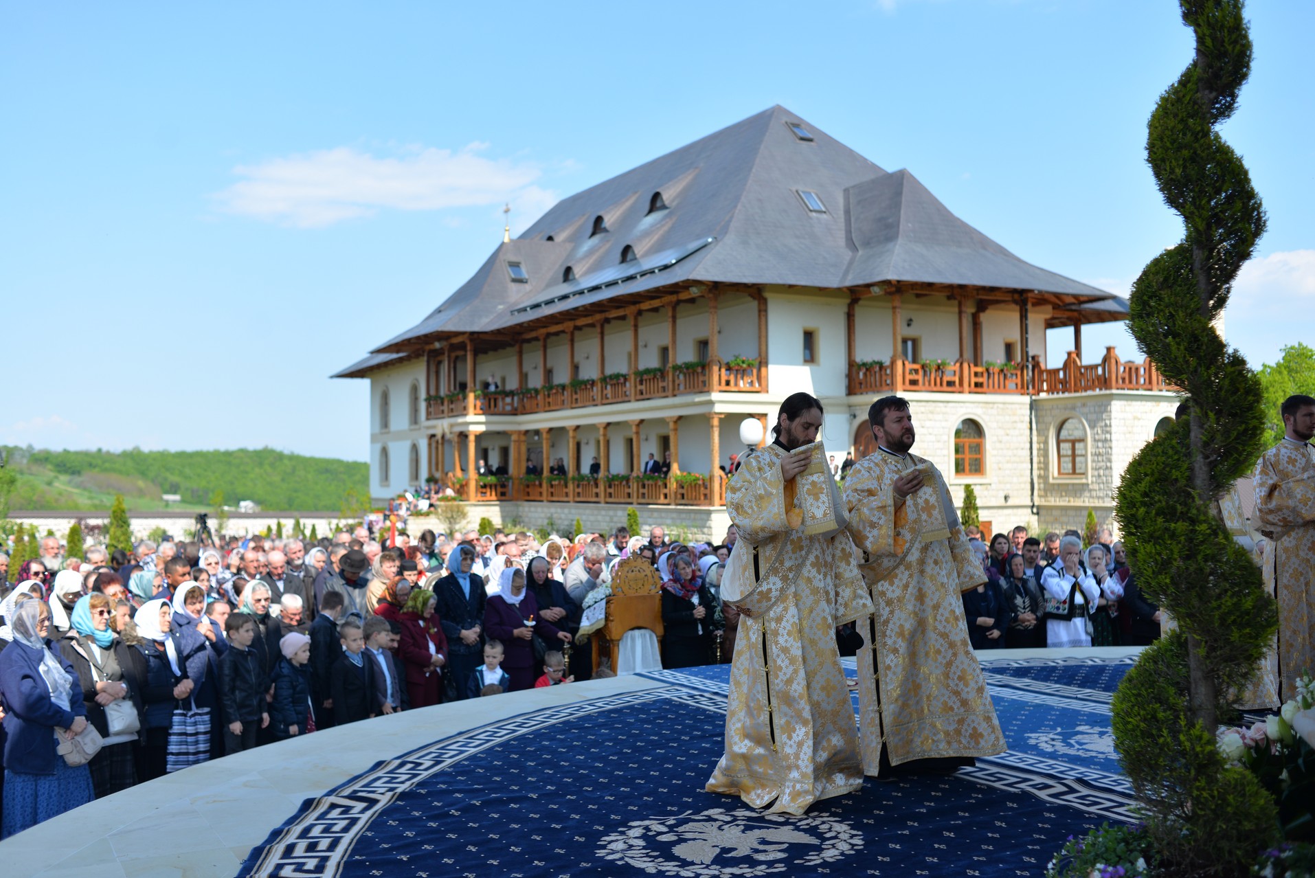 Hram la Mănăstirea Zosin: „Adevăratul creştin, dacă doreşte să alunge răul din lume, trebuie să înceapă cu el însuşi”