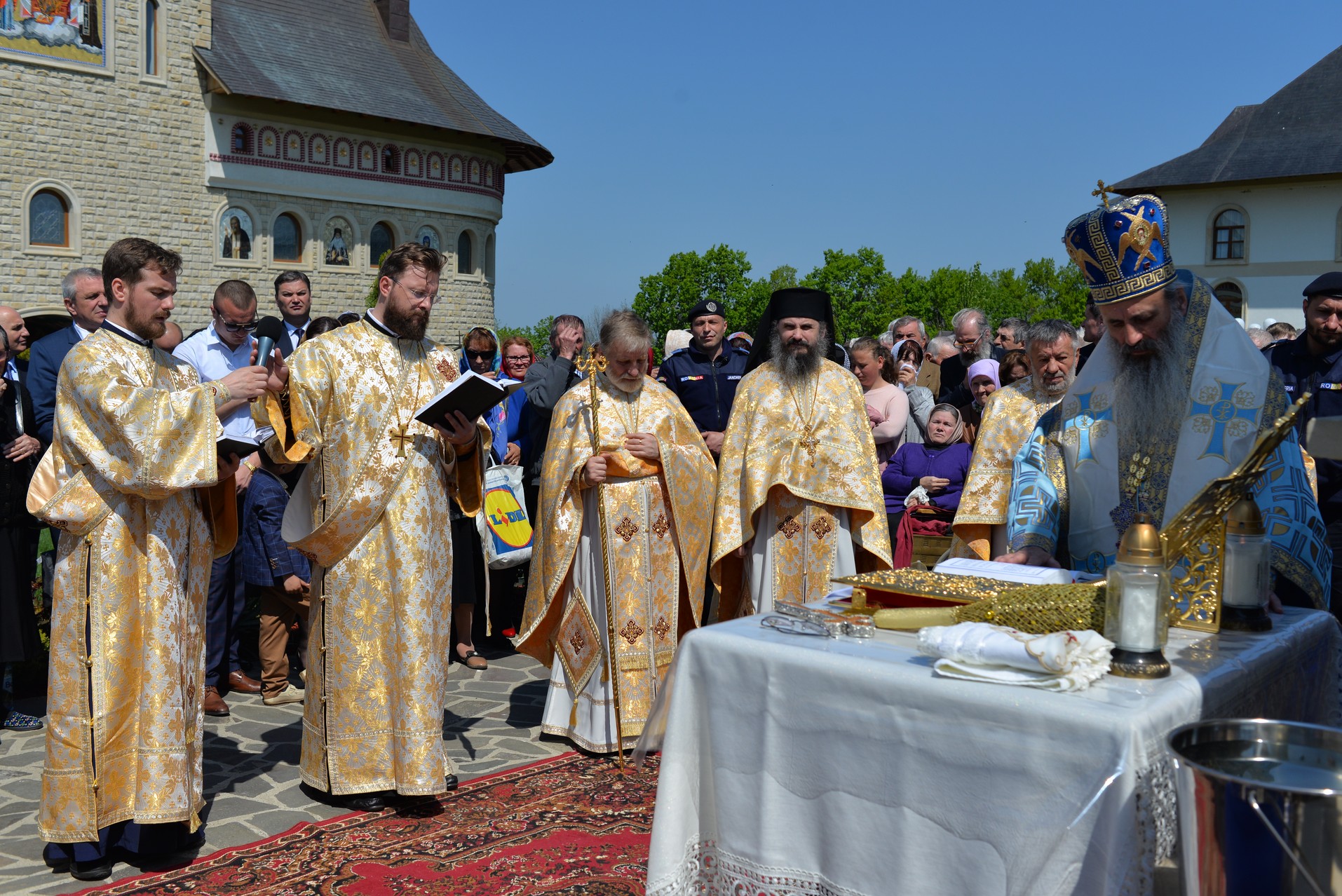 Hram la Mănăstirea Zosin: „Adevăratul creştin, dacă doreşte să alunge răul din lume, trebuie să înceapă cu el însuşi”