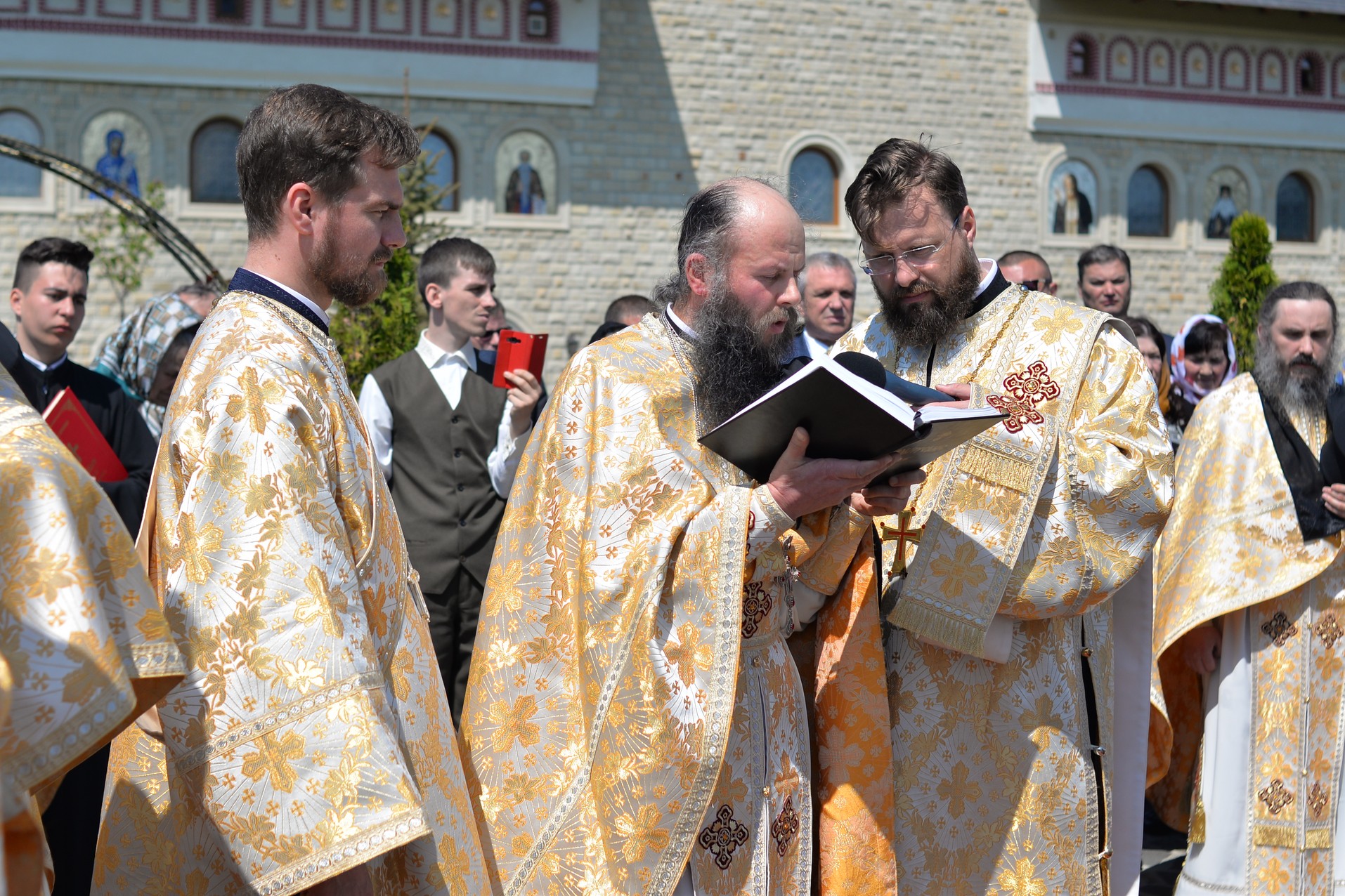 Hram la Mănăstirea Zosin: „Adevăratul creştin, dacă doreşte să alunge răul din lume, trebuie să înceapă cu el însuşi”