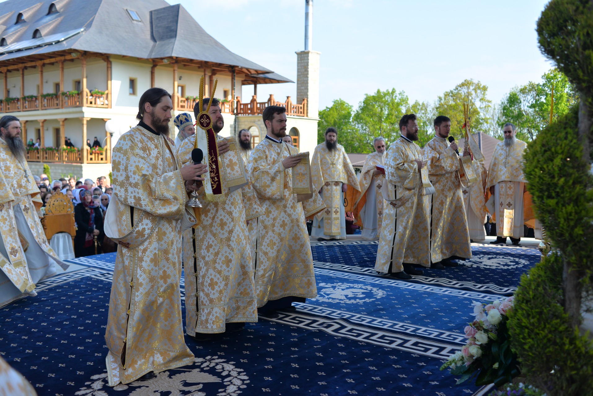 Hram la Mănăstirea Zosin: „Adevăratul creştin, dacă doreşte să alunge răul din lume, trebuie să înceapă cu el însuşi”