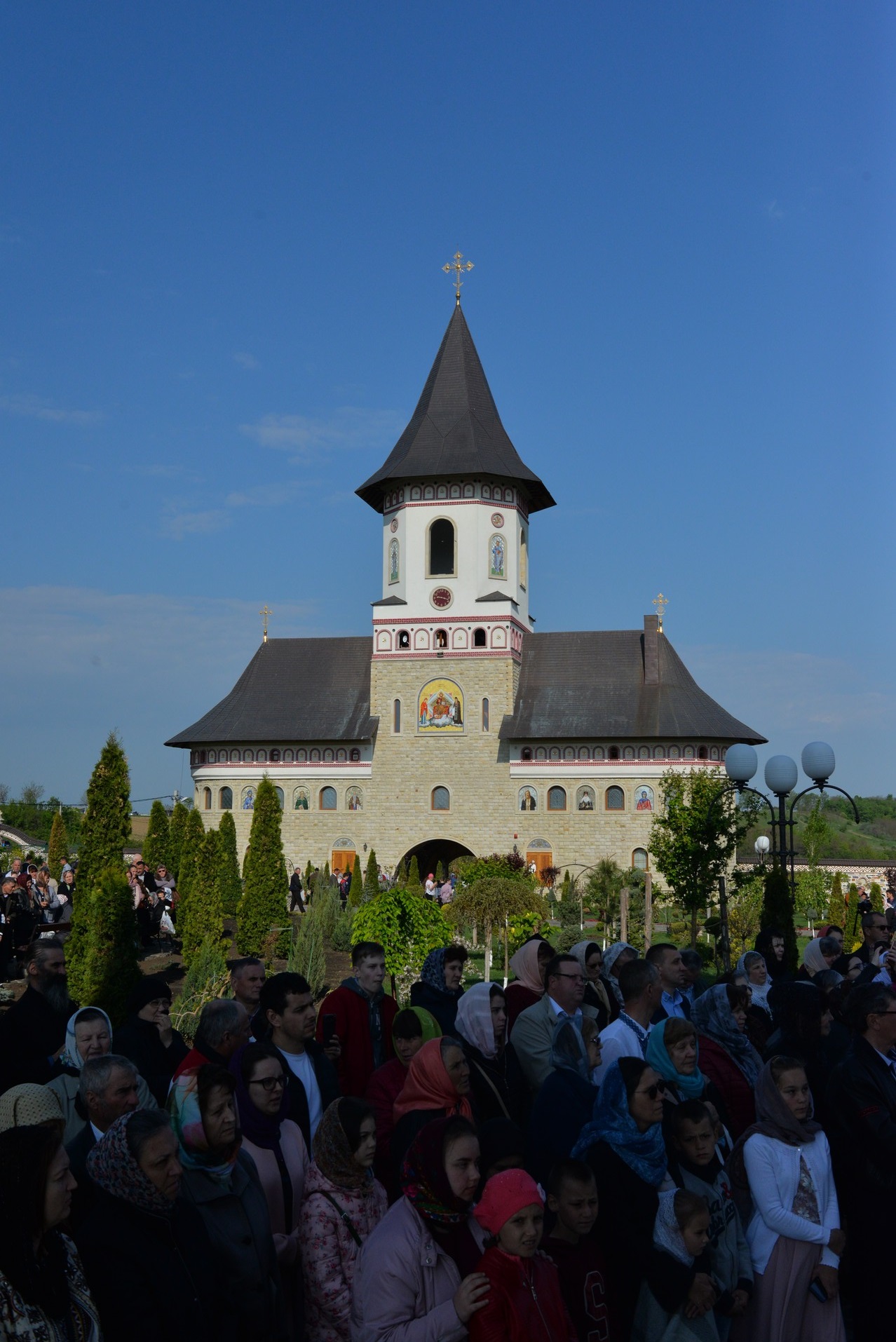 Hram la Mănăstirea Zosin: „Adevăratul creştin, dacă doreşte să alunge răul din lume, trebuie să înceapă cu el însuşi”