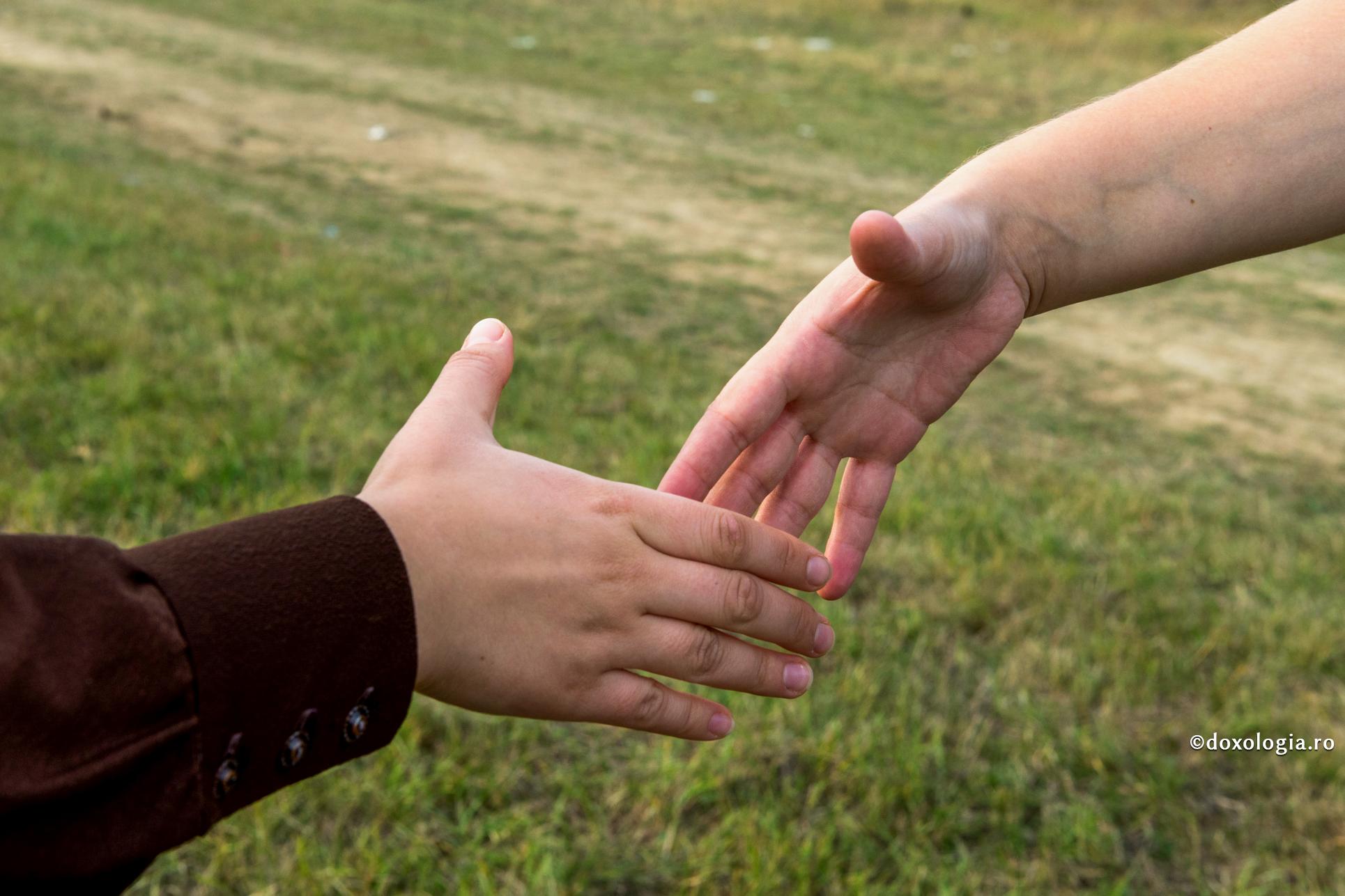mâini întinse